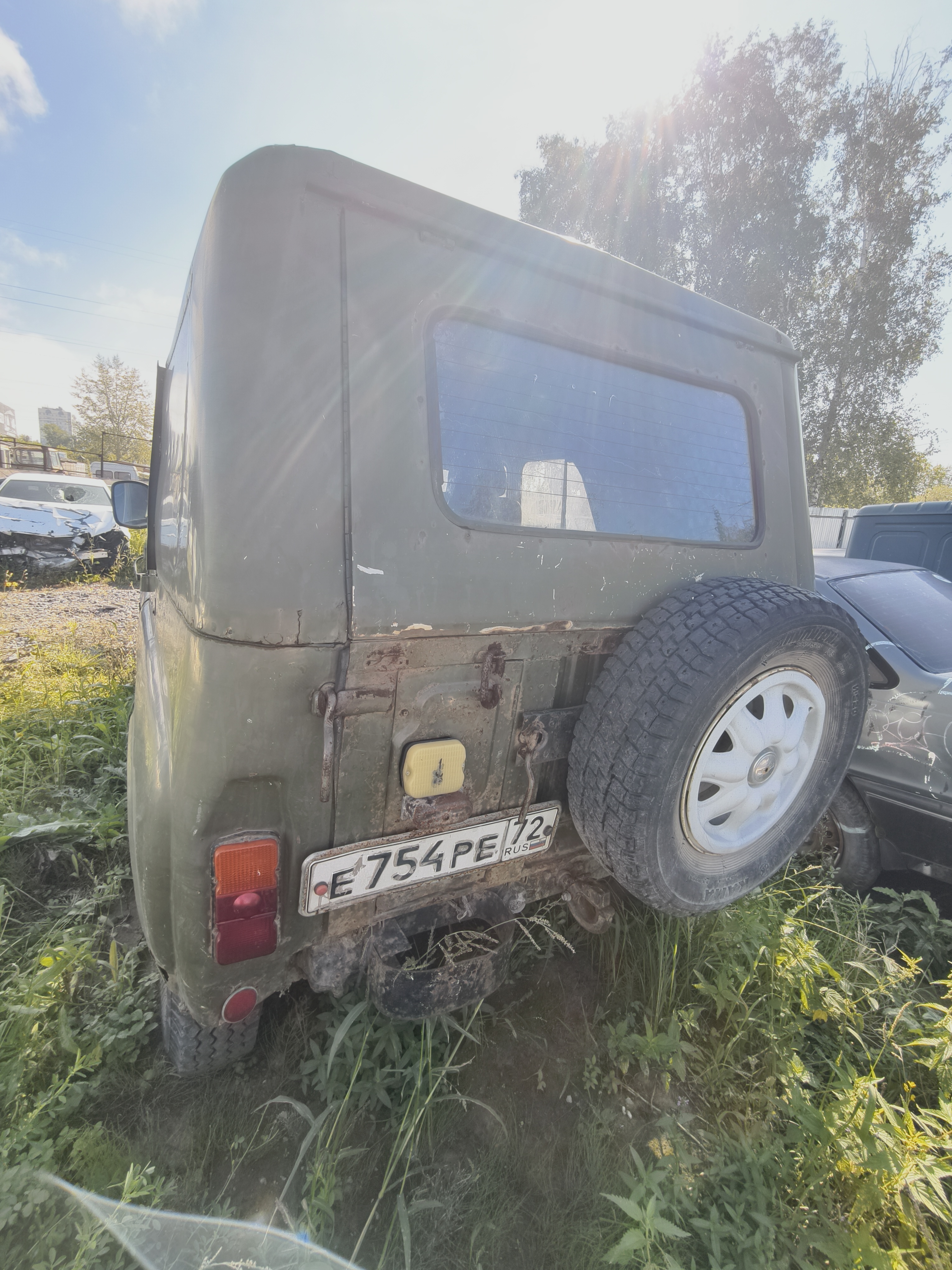 Автомобиль УАЗ 469 г.р.з. Е754РЕ72 ТС имеет ограничения ФССП на регистрационные действия (ключи и документы отсутствуют, техническое состояние не проверялось, пробег не известен). Имущество продается в том виде, в каком оно есть, в случае продажи возврату/обмену не подлежит. За скрытые дефекты имущества Продавец ответственности не несет.