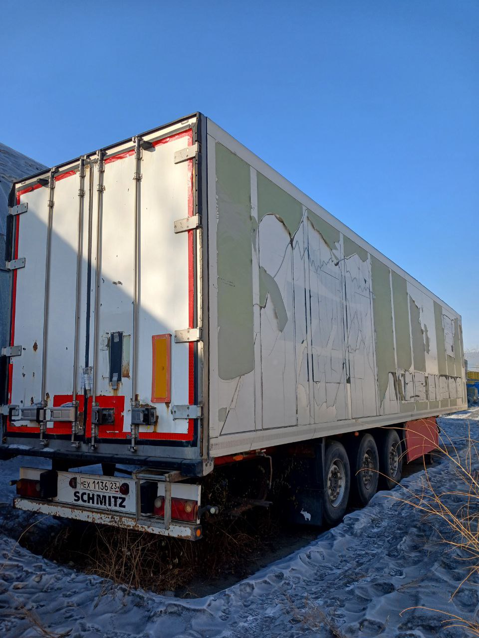 Грузовой полуприцеп фургон марки "SCHMITZ SCO24" белого цвета, фактически право собственности не зарегистрировано ввиду неуплаты госпошлины, НДС и сбора, установленных таможенным законодательством в качестве годных остатков (перечень в документации)