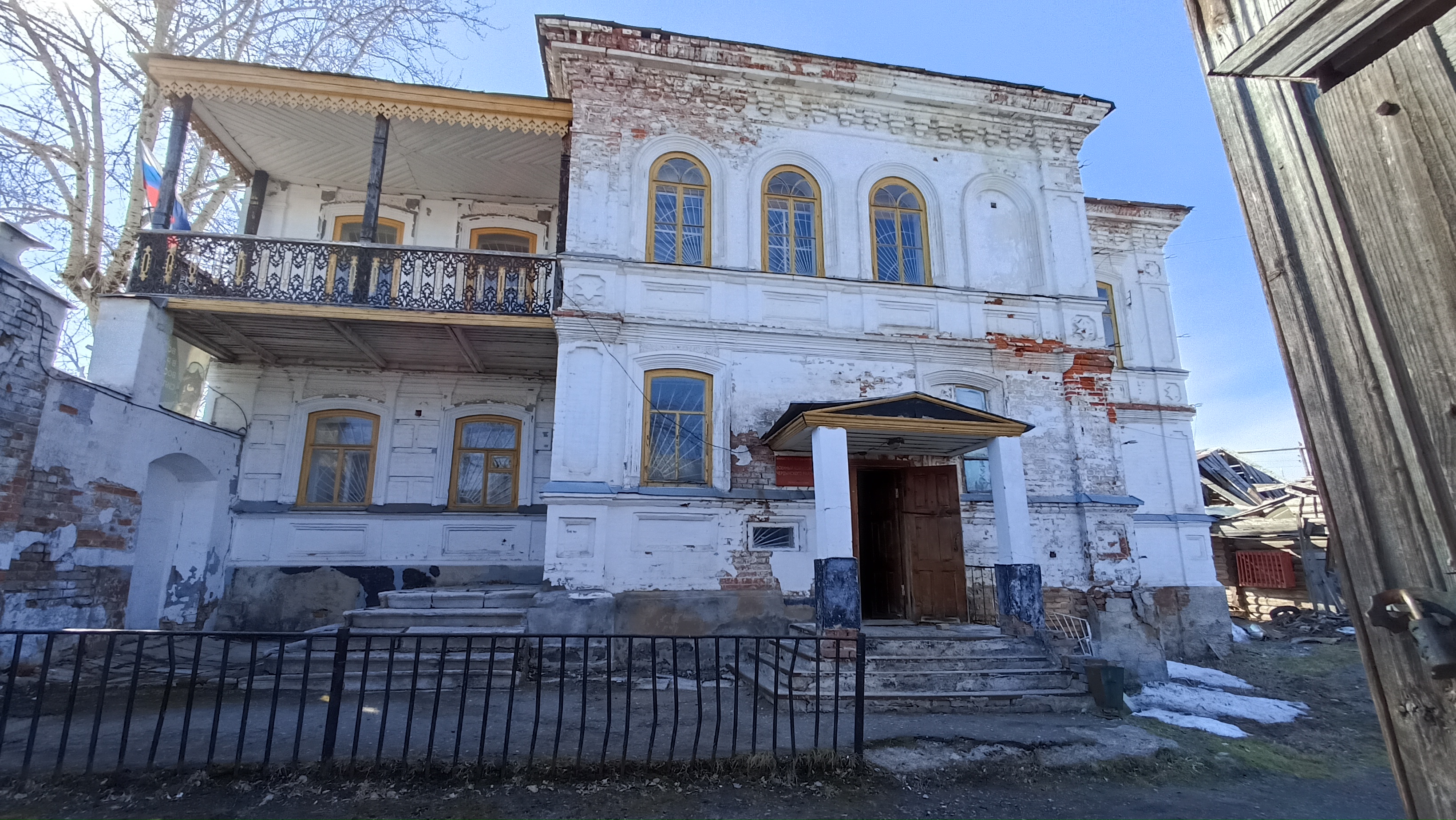 Здание военного комиссариата, объект культурного наследия регионального значения "Особняк", входящий в состав ансамбля "Усадьба лесопромышленника Г.П. Гусева", кадастровый номер 59:39:0010147:40
