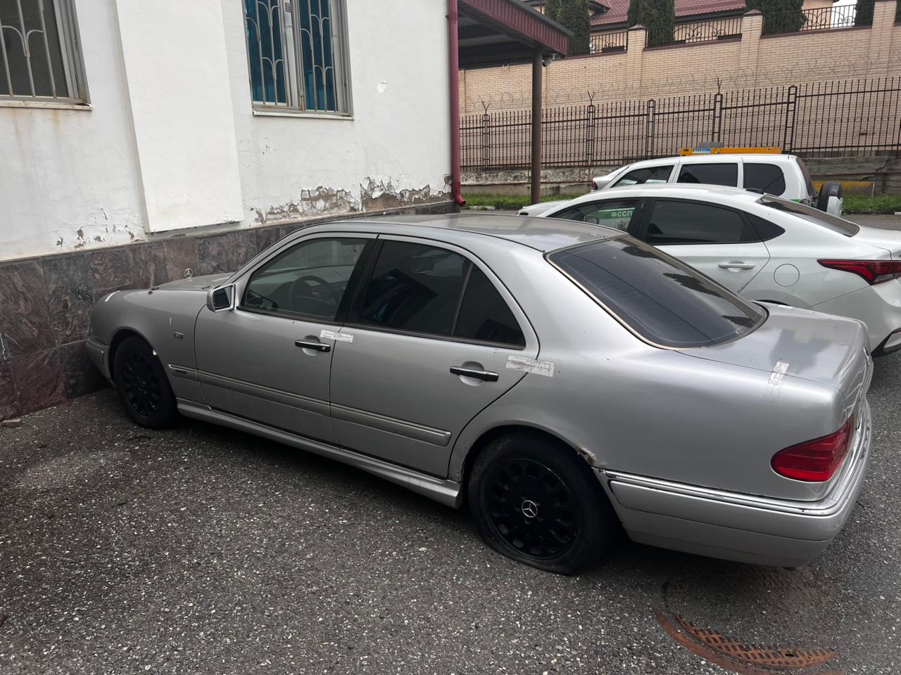 Автомобиль Mercedes-Benz E200