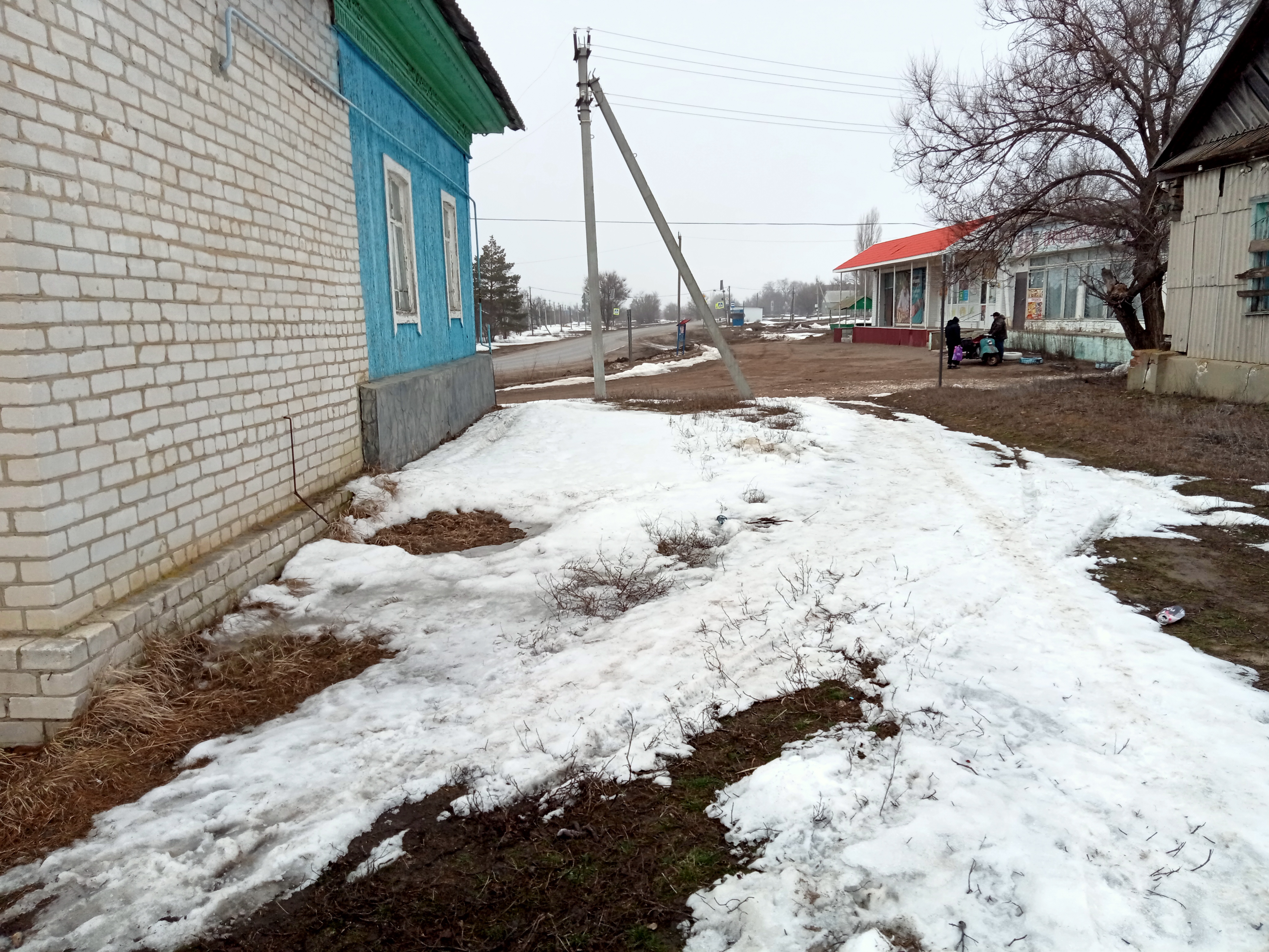 Нежилое здание с земельным участком
