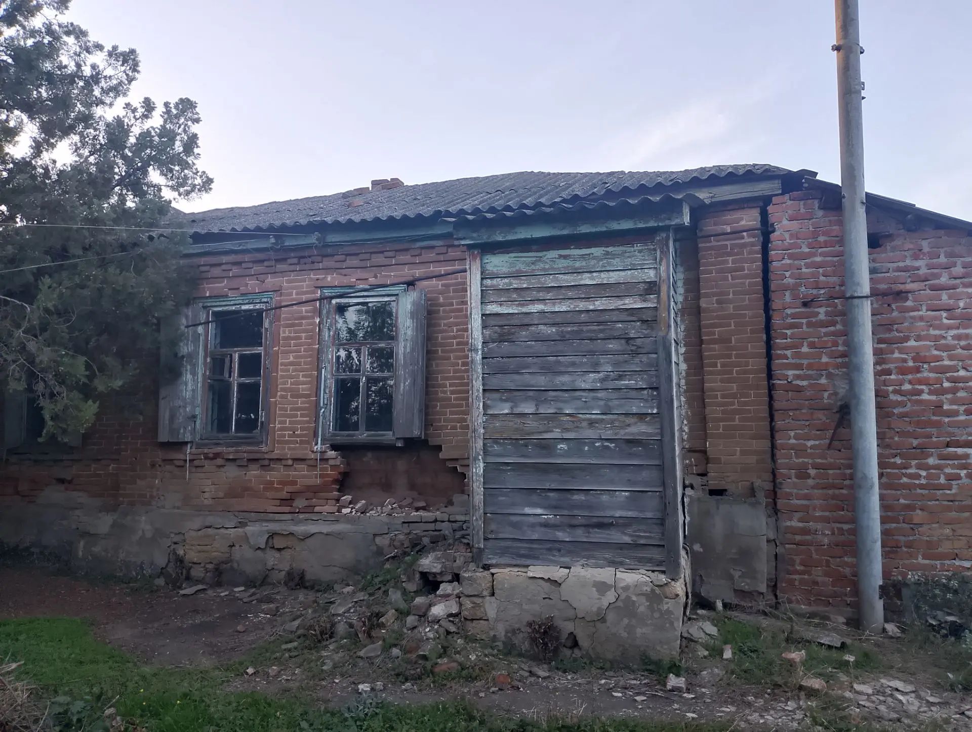 Нежилое здание администрации, кадастровый номер 26:06:033004:53, общей площадью 100,9 кв.м., с земельным участком, кадастровый номер 26:06:033004:24, площадью 1030,00 кв.м.,