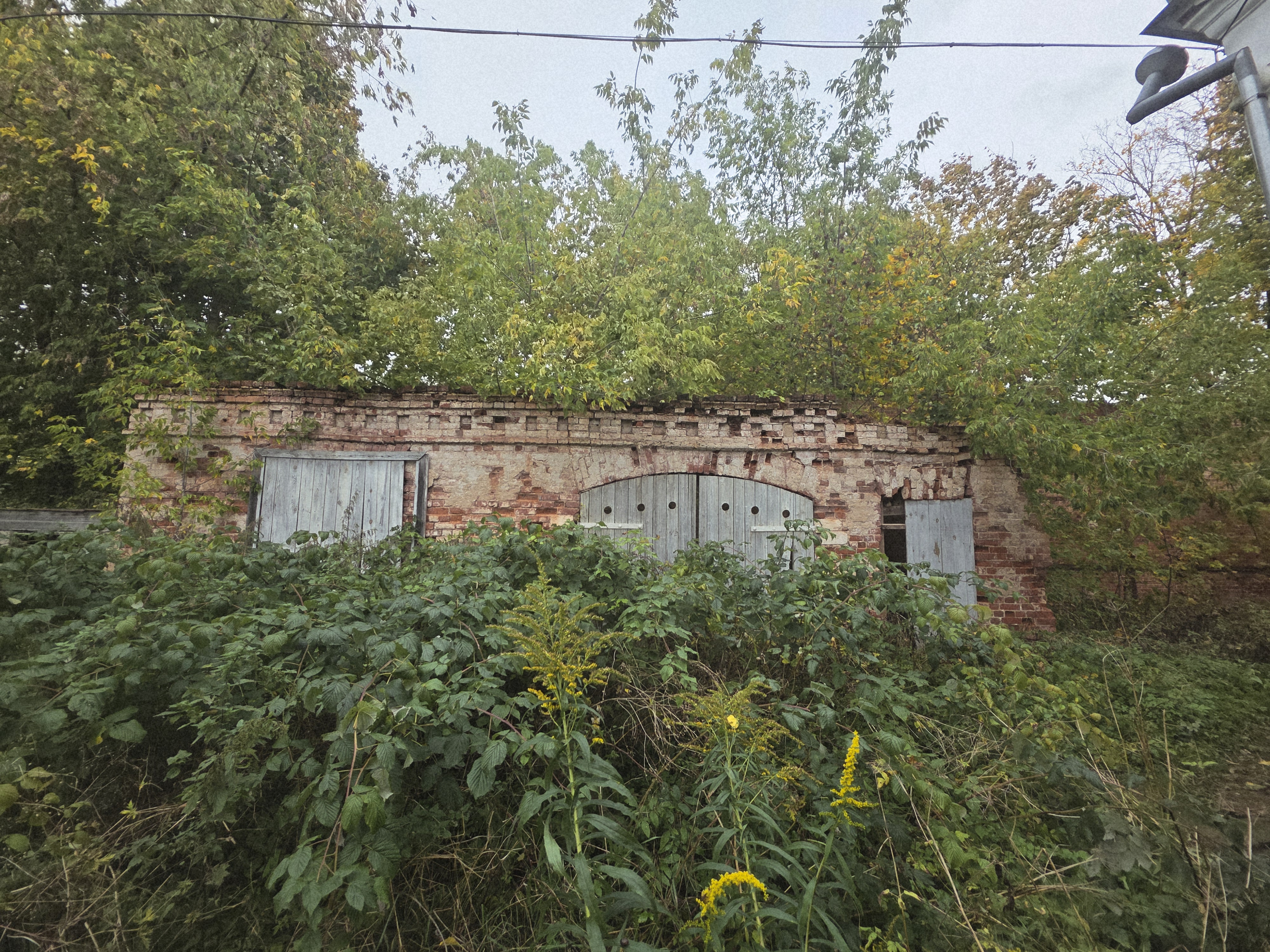 Иное сооружение (сарай каретный), расположенное по адресу: Тверская область, г. Торжок, ул. Конная, д. 8, с кадастровым номером 69:47:0130115:168, площадью 144 кв.м является объектом культурного наследия регионального значения «Каретный сарай», кон. XIX - нач. ХХ вв., входит в состав объекта культурного наследия регионального значения «Городская усадьба», кон. XIX - нач. ХХ вв. за регистрационным номером 691711265370015.