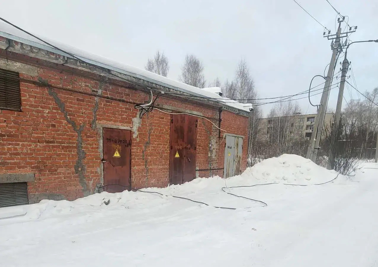 нежилое здание гаража, этажность: 1, общей площадью 245,7 кв. метра с кадастровым номером 66:58:0120001:644, расположенное по адресу: Свердловская область, г. Первоуральск, ул. Сакко и Ванцетти, д. 17 , и земельный участок, на котором оно расположено, с кадастровым номером 66:58:0120001:3369, площадью 4140,0 +/- 22,0 кв. метра, категория земель – земли населенных пунктов, вид разрешенного использования – хранение автотранспорта