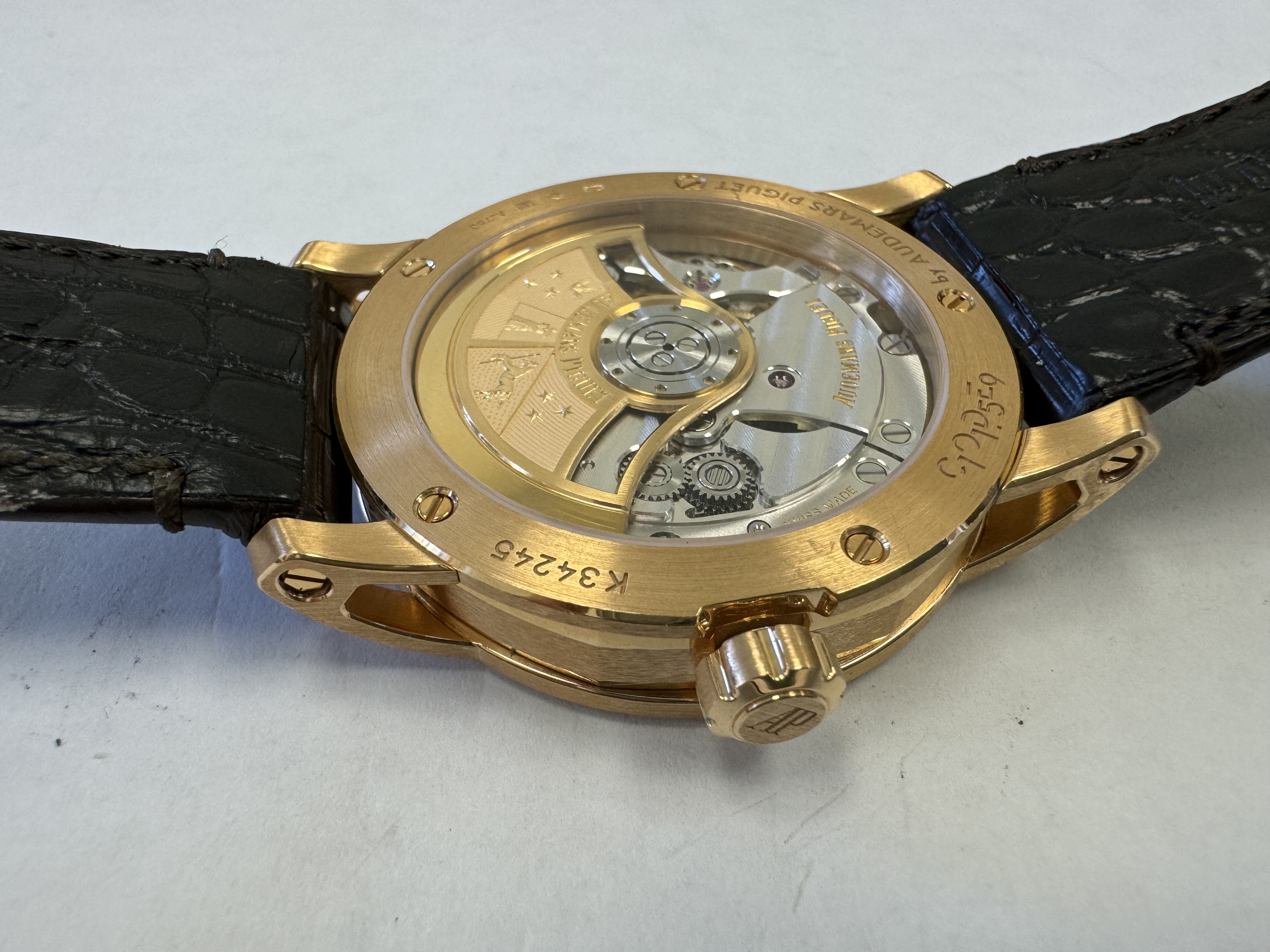 Наручные часы «Audemars Piguet CODE 11.59Automatic ref. 15210OR.OO.A099CR.01»корпус круглый, из металла золотистого цвета, ремешок из материала коричневого цвета с замком из маталла золотистого цвета. На оборотной стороне штампованная надпись "AUDEMARS PIGUET", "K34245", "Au750", б/у.