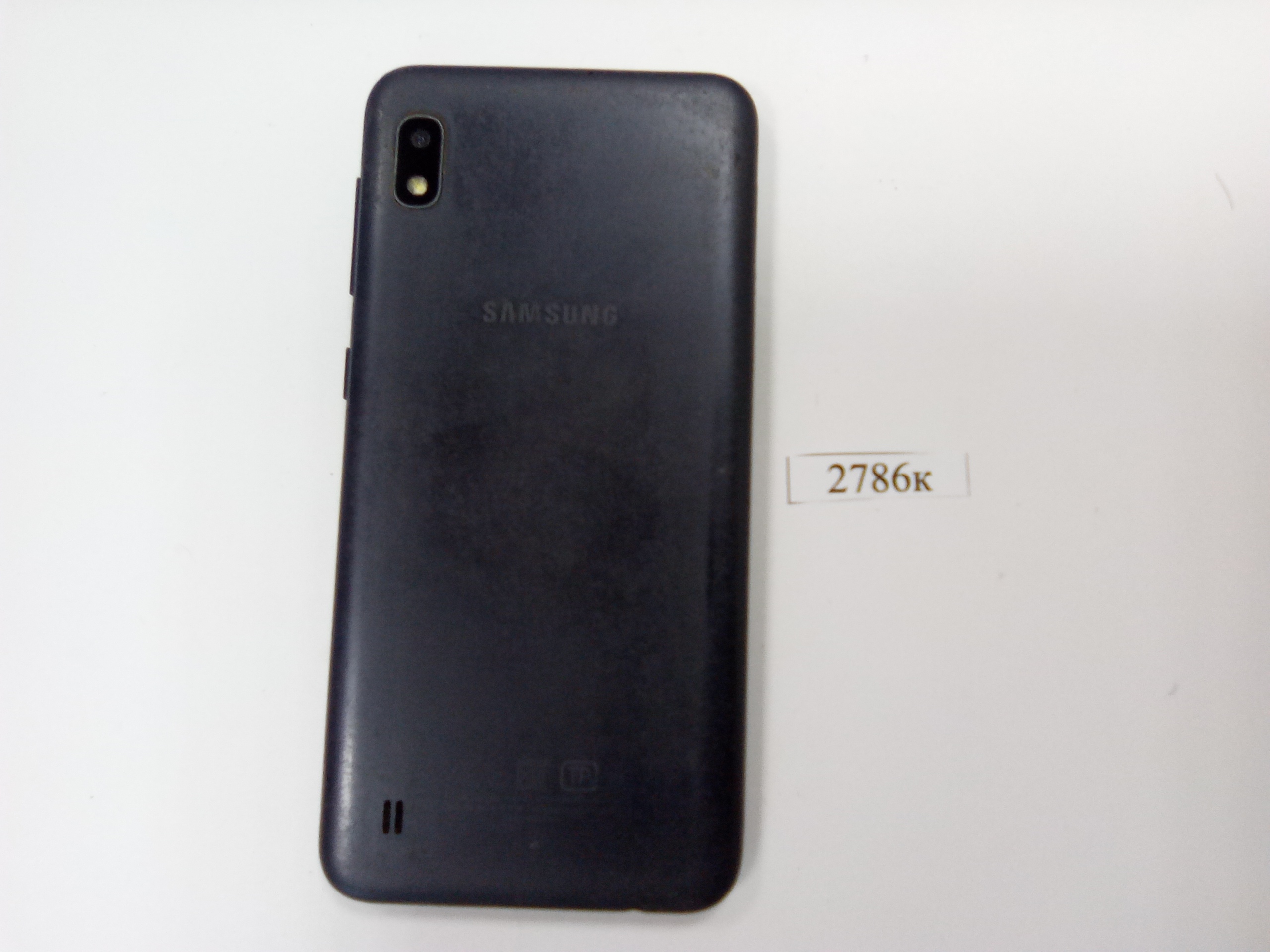 Сотовый телефон "Samsung Galaxy A10" в силиконовом чехле