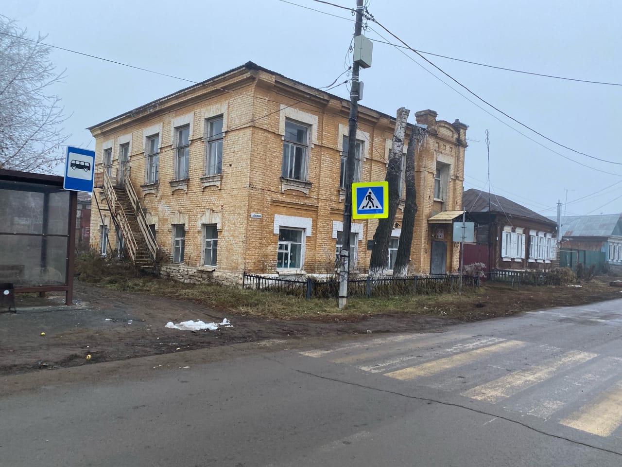нежилое здание общей площадью 246,9 кв.м. расположенного по адресу: г. Верхнеуральск, ул. Еремина, д. 30. с кадастровым номером 74:06:1002030:106, на земельном участке общей площадью 280 кв.м., категория земель – земли населенных пунктов с кадастровым номером 74:06:1002033:12.