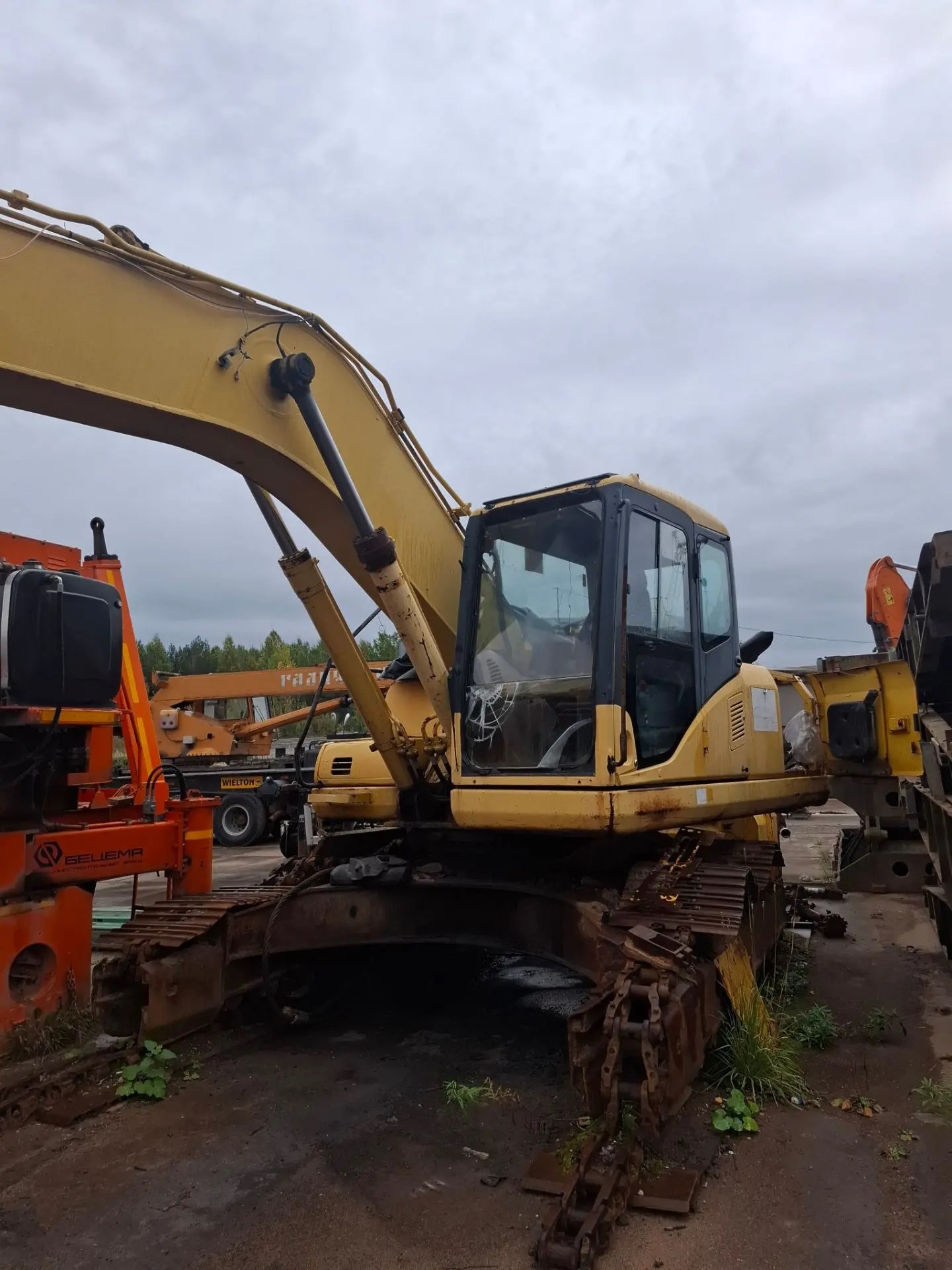 Экскаватор Komatsu PC-220LC-7, 2009 года выпуска, цвет - желтый, государственный номер 0675АЕ, заводской номер DBJ0988, следы коррозии по всему кузову, снят двигатель. (на стоимость сложившуюся по итогам аукциона, будет начислен НДС 22%)