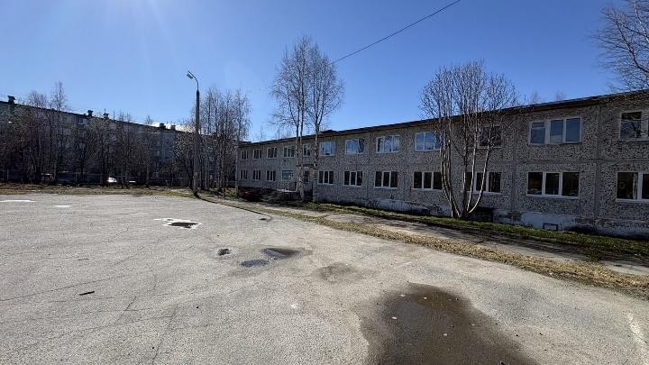 Нежилые помещения в нежилом здании с кадастровым номером 51:14:0030606:120