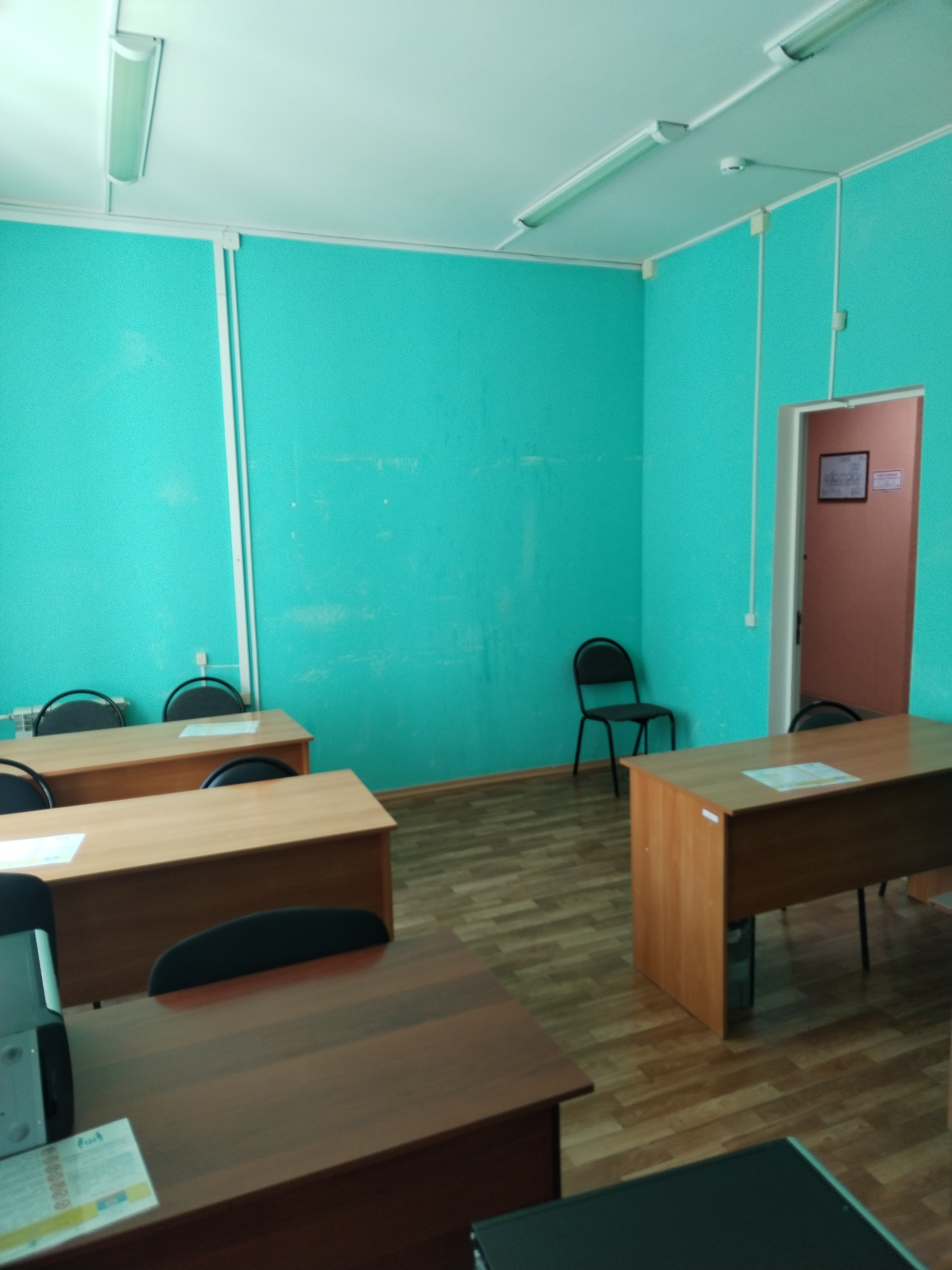Нежилое офисное помещение площадью: 18,0 кв. м., номер помещения – 33, расположенное на 2 этаже здания МАУ «Бизнес-инкубатор БМР», входит в состав объекта муниципальной собственности Балаковского муниципального района Саратовской области – административного здания, общей площадью 2 213,7 кв. м кадастровый номер 64:40:020405:173.