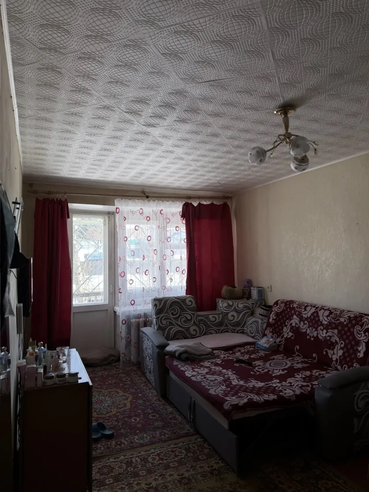 Квартира, назначение: жилое, этаж 2, площадь 29,5 кв.м., кадастровый номер 75:24:340101:1017, по адресу: Забайкальский край, р-н Шилкинский, пгт. Первомайский, Микрорайон, д.14, кв.70. В квартире состоит из 1 комнаты, балкона, кухни, санузел и коридор. Комната без линолеума, балкон застеклен, в санузле плитка зеленого цвета. В квартире имеется ремонт.