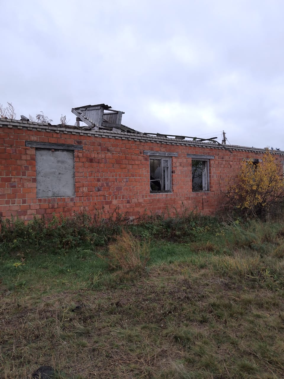 Здание на земельном участке площадью 2982 кв. м, по адресу: Курганская область, Петуховский район, с. Новое Ильинское, ул. Молодежная, д. 31