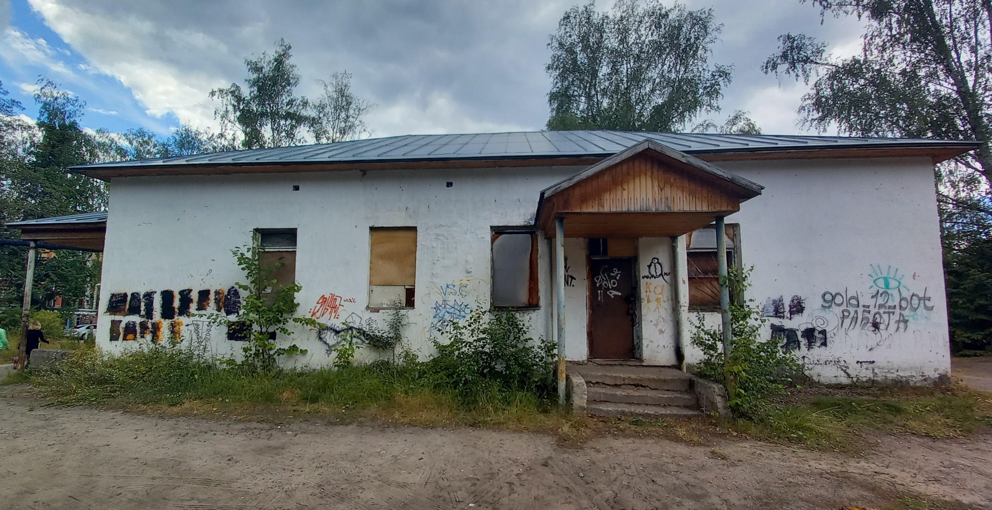 Земельный участок, категория земель - земли населенных пунктов, вид разрешенного использования - деловое управление, площадь - 3 228 кв. м, кадастровый номер 12:14:3701003:664, с расположенным на нем объектом недвижимости: здание, назначение - нежилое, площадь - 266,7 кв. м, 1-этажное , кадастровый номер 12:14:3701003:121, местоположение: Республика Марий Эл, Звениговский район, пгт Красногорский, ул. Госпитальная, д. 22.