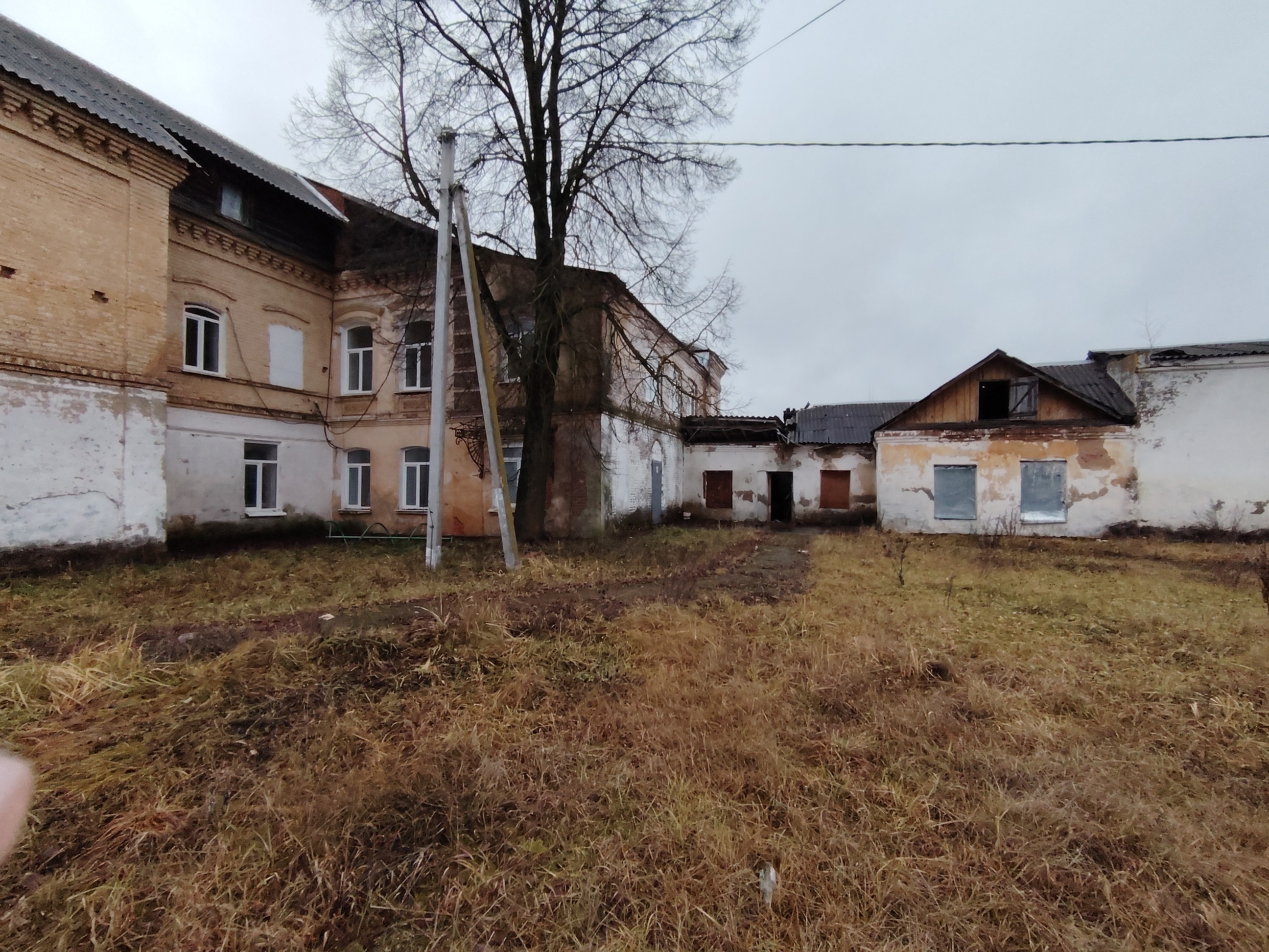 Нежилое здание, наименование: ремонтные мастерские, общей площадью 821 кв.м., и земельный участок из земель населенных пунктов, площадью 1968 кв.м. с кадастровым номером 40:14:120630:64