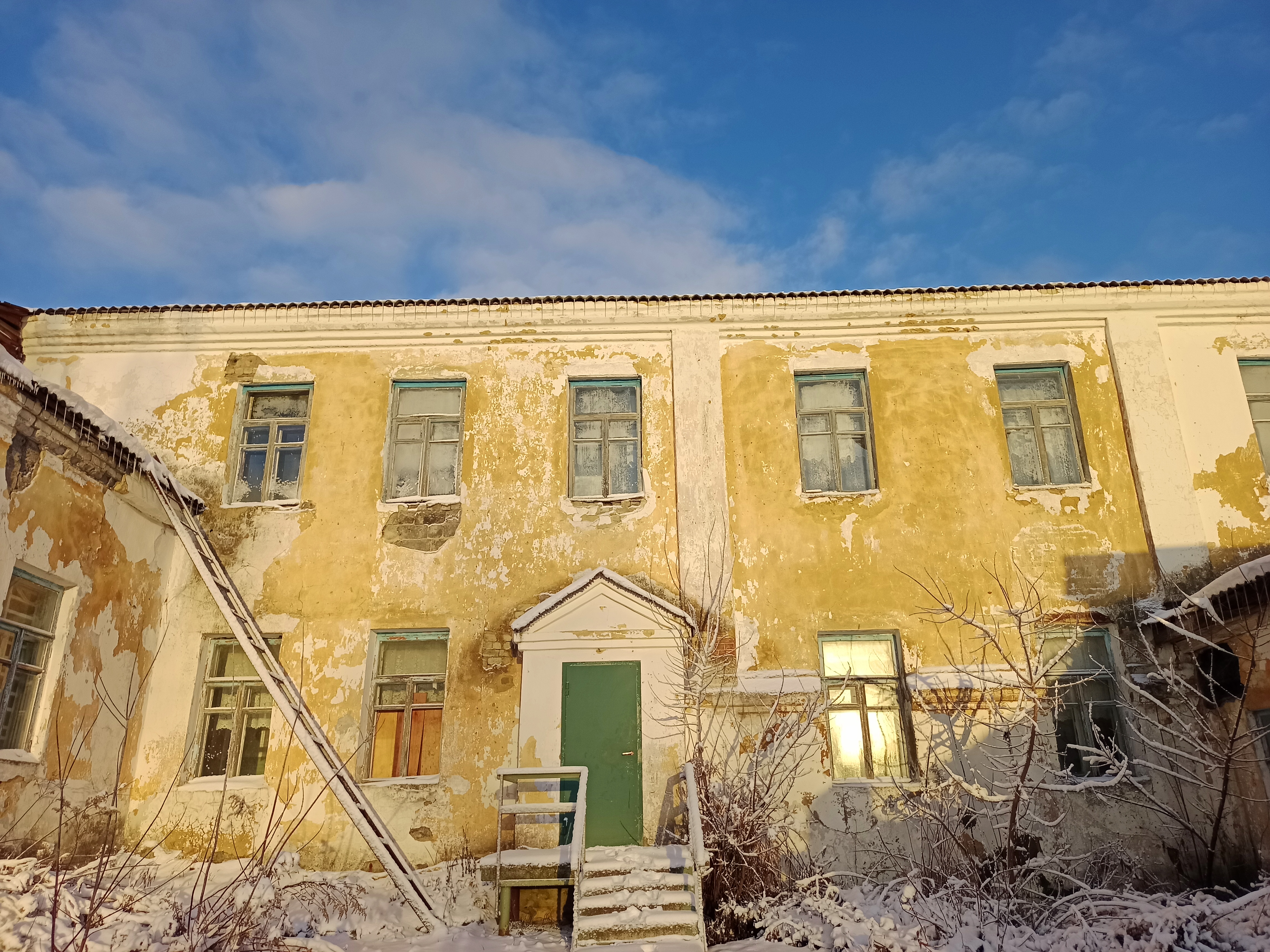 Здание школы,  расположенное по адресу: Рязанская обл., Сасовский р-н, с.Нижнее Мальцево, ул. Центральная, 40,  с кадастровым номером 62:18:0650101:428, общей площадью 1019,1 кв.м, с  земельным участком с кадастровым номером 62:18:0650101:1447, расположенным по адресу: Российская Федерация, Рязанская область, м.о. Сасовский, с Нижнее Мальцево, общей площадью 2240 кв.м.