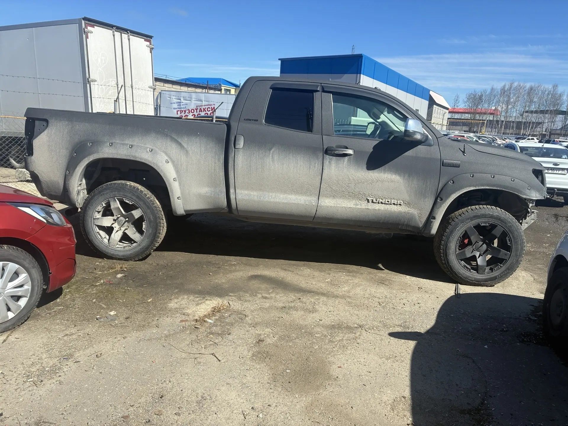 Автомобиль марки "TOYOTA TUNDRA" VIN 5TFBY5F1XAX095822, черного цвета, 2009 г.в., г/з Е808ТО186. ТС обременено ЗАЛОГОМ, который остается на имуществе, согласно ГК РФ (покупатель оплачивает залог самостоятельно). ТС имеет ограничения ФССП на регистрационные действия (ключи и документы отсутствуют, техническое состояние не проверялось, пробег не известен). Имущество продается в том виде, в каком оно есть, в случае продажи возврату/обмену не подлежит.