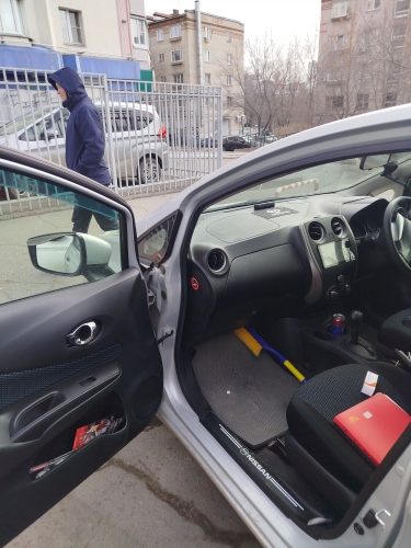 Автомобиль Nissan Note, легковой комби, 2014 года выпуска.