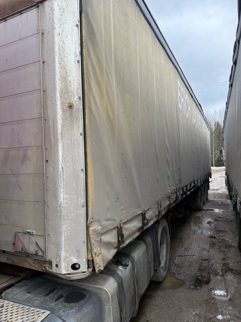 Полуприцеп марки SCHMITZ к грузовому автомобилю, 2002 г.в., г/н: АЕ708443, VIN: WSMS6980000505818, рама черного цвета, на прицепе тент