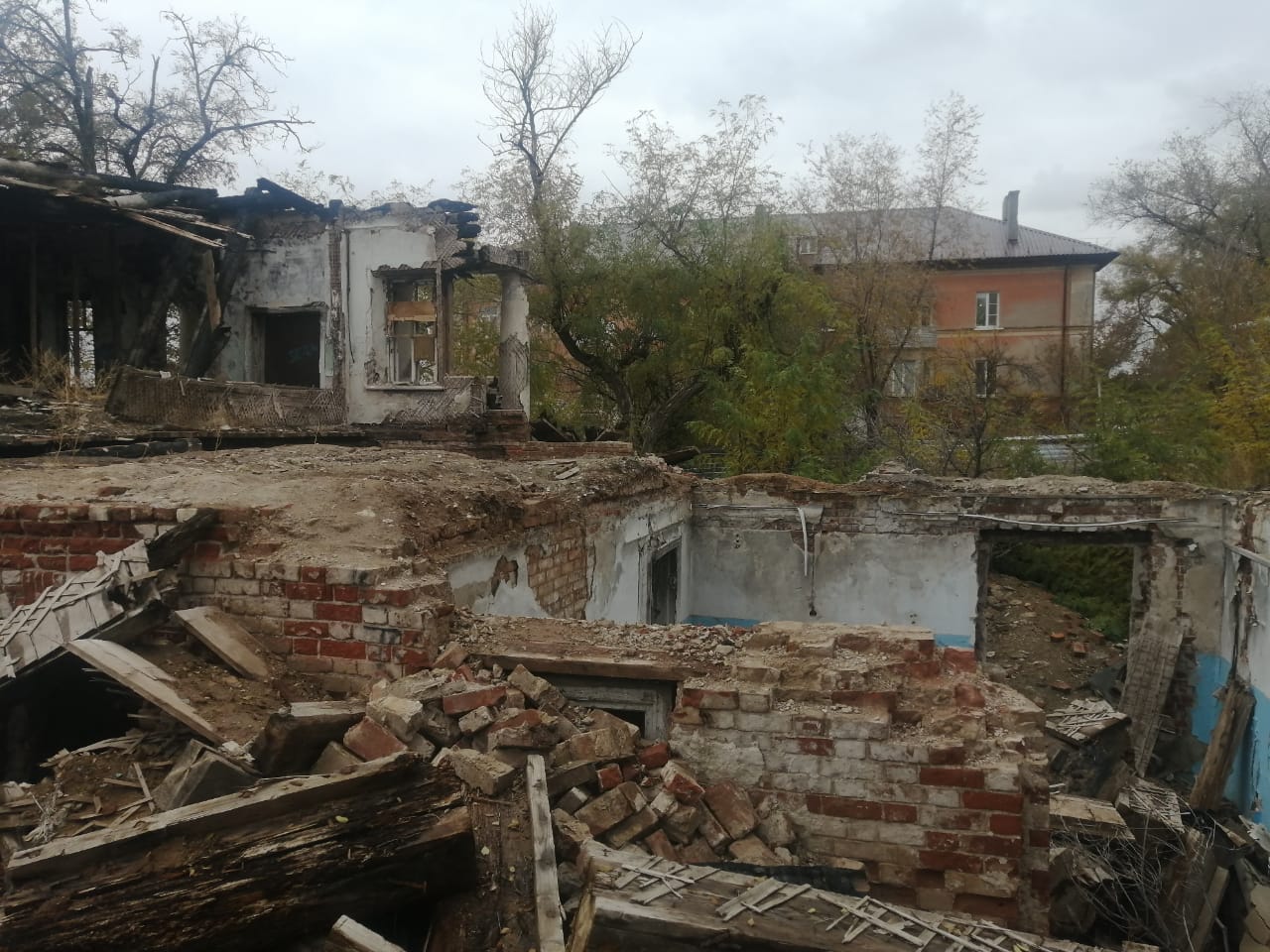 нежилое здание, наименование «коммунальное обслуживание», кадастровый номер 30:12:021003:210, общей площадью 628,7 кв.м со вспомогательным сооружением «нежилой объект - навес литера «Б», общей площадью 17 кв.м, расположенное по адресу: г. Астрахань, Ленинский район, улица Космонавта Комарова, дом 29/18/18, являющийся объектом культурного наследия регионального значения ««Дом жилой, нач. XX в.», находящимся в неудовлетворительном состоянии