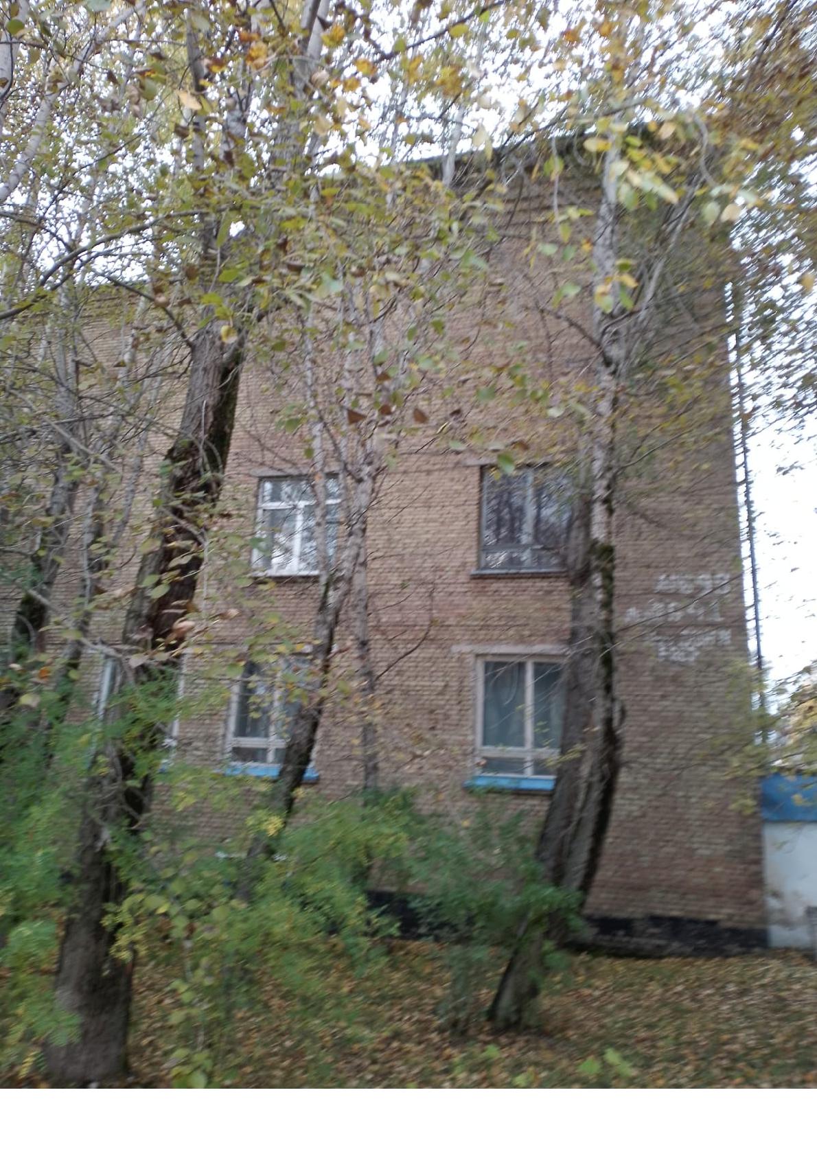 Здание учебного корпуса площадью 2238,8 кв.м.,1966 г.п., вид объекта недвижимости - здание, назначение - нежилое, с земельным участком, площадью 4687 кв.м, категория земель: земли населенных пунктов, разрешенное использование: для обслуживания объектов недвижимости ПЛ № 18, в г. Сосногорск, ул. Гайдара