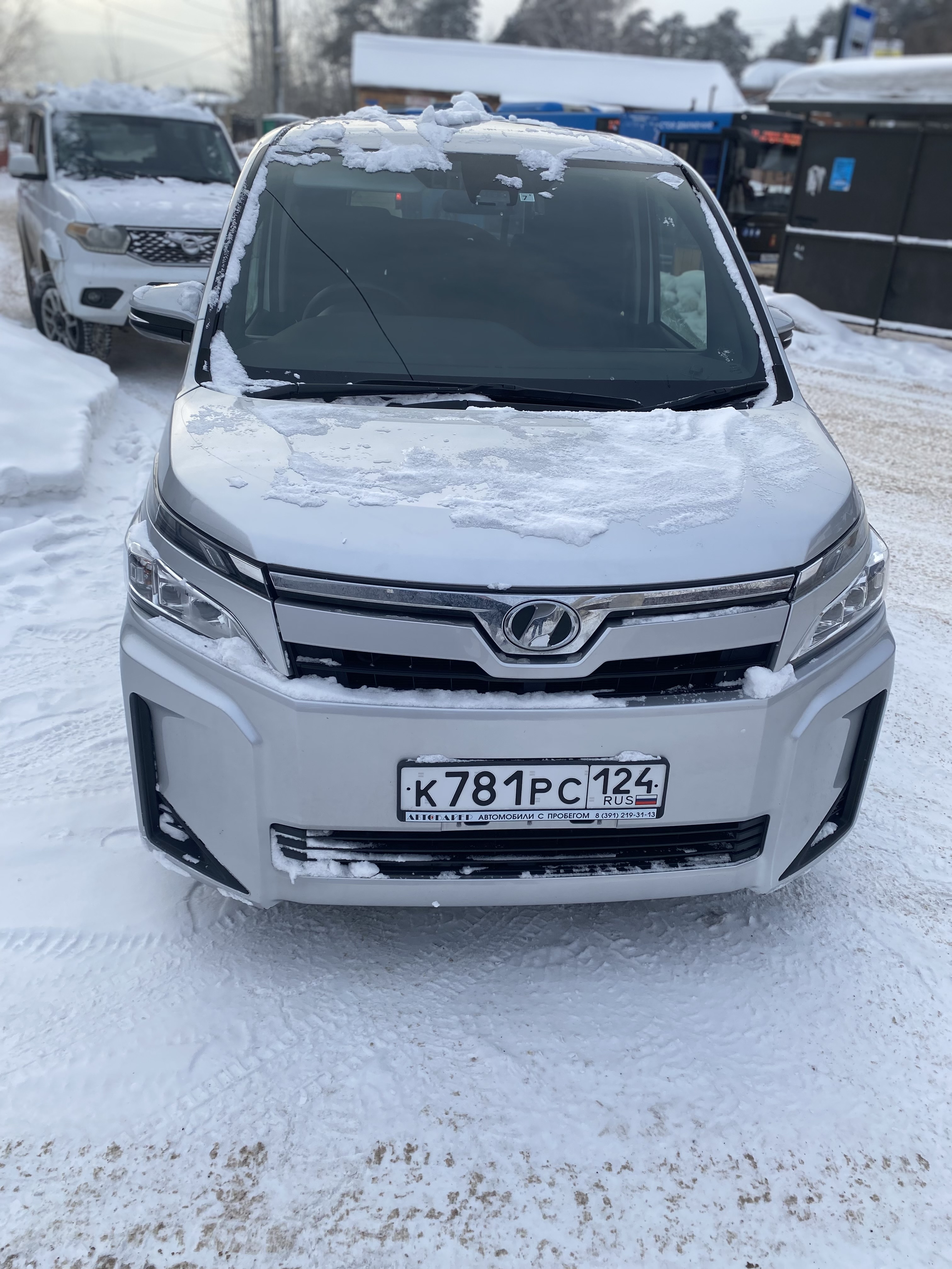 Легковой автомобиль TOYOTA VOXY, 2018г.в., г/н K781PC124, VIN ZRR80-0436410, номер кузова ZRR80-0436410, номер двигателя 3ZR0C05671, цвет серый. Начальная цена продажи 1 737 315 руб. Задаток 260620 руб.