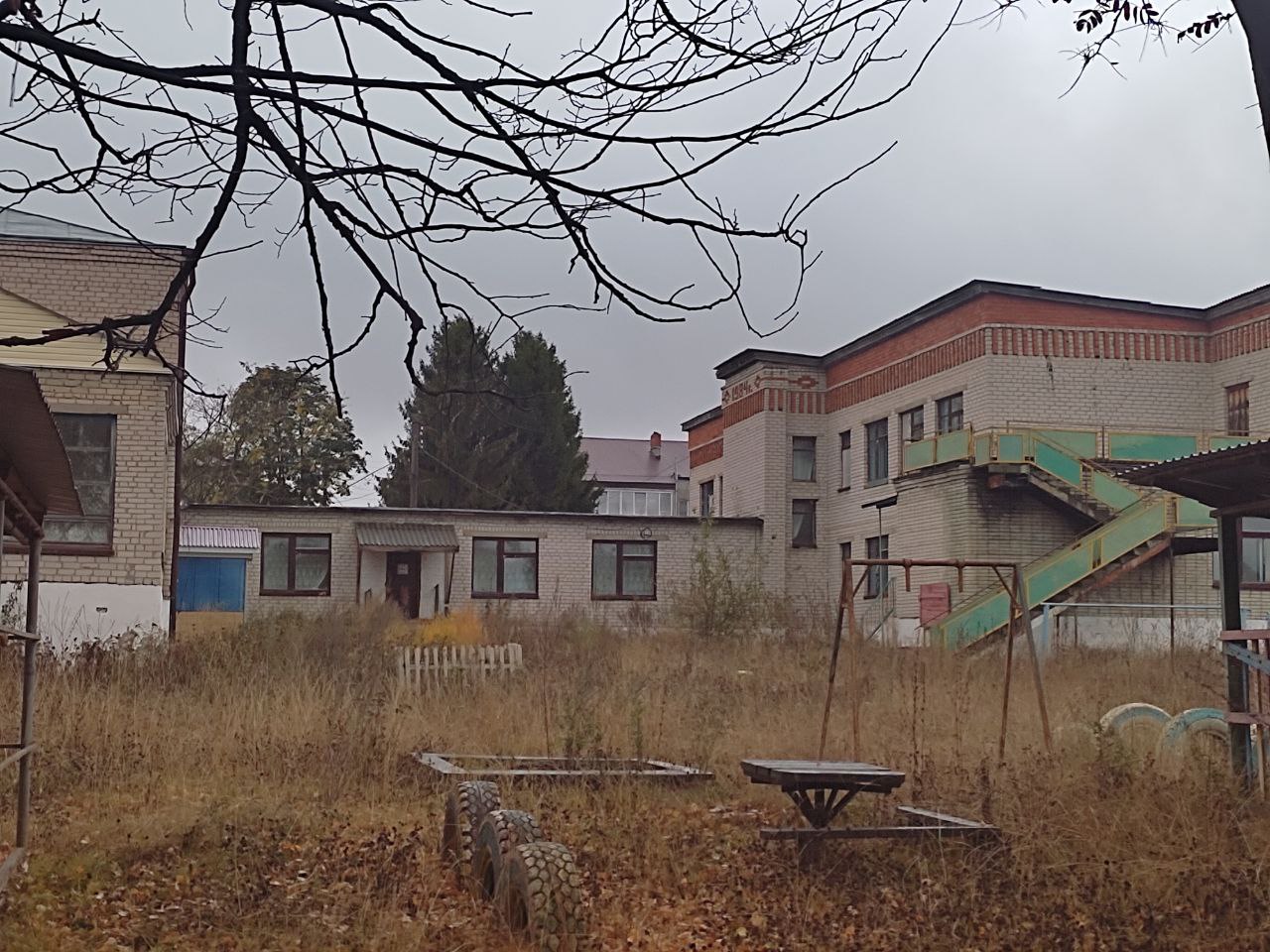 Муниципальное имущество Аликовского м. о. Чувашской Республики, расположенное по адресу: Чувашская Республика, р-н. Аликовский, с. Аликово, ул. Парковая, д. 7, в т.ч.: 1.1 земельный участок с кадастровым номером 21:07:142110:27, площадью 8706 кв.м., ; 1.2. Объекты недвижимого имущества: нежилое здание, площадью 1676.8 кв.м. с кадастровым номером 21:07:000000:1221; нежилое здание, площадью 35.7 кв.м. с кадастровым номером 21:07:000000:1218