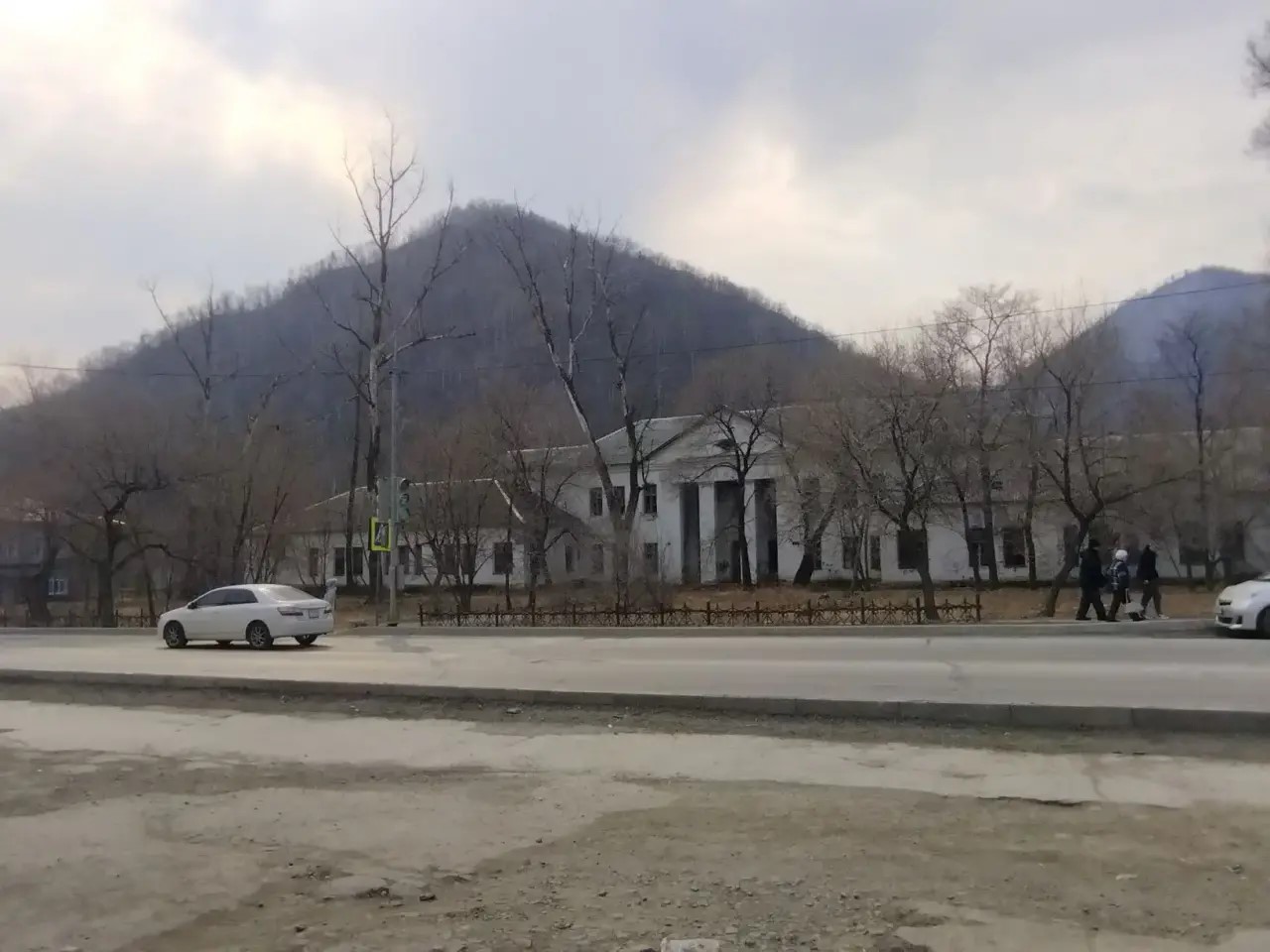 нежилое здание площадью 1492,0 кв.м. с кадастровым номером 25:03:010110:576 с земельным участком площадью 4878,0 кв.м. с кадастровым номером 25:03:010110:1097