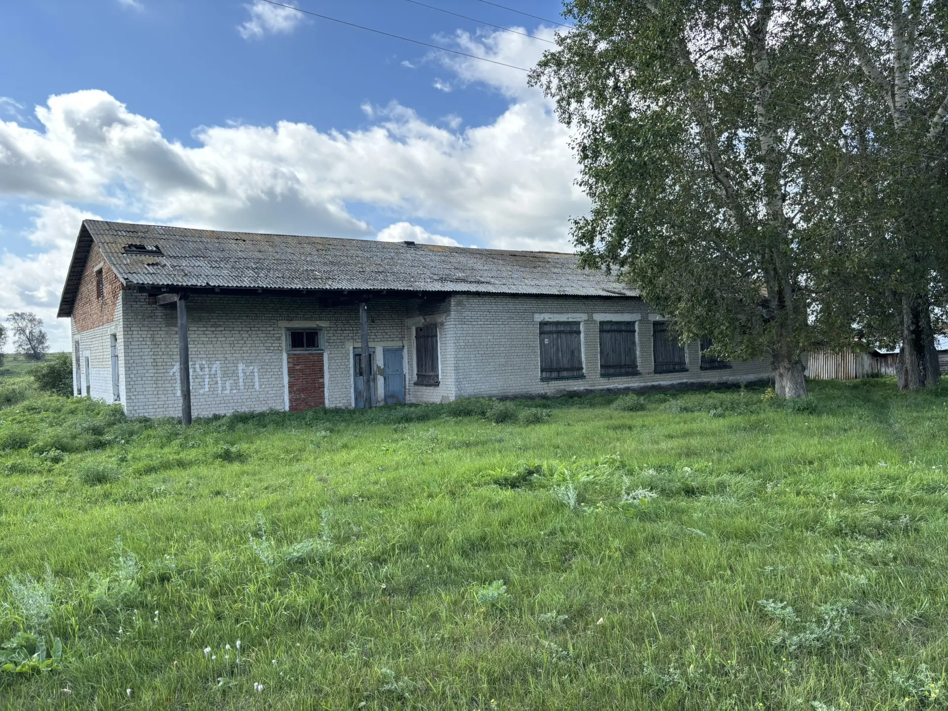 Здание, назначение: нежилое, общей площадью 317,5 кв.м., кадастровый номер 45:04:031001:265, расположенное по адресу: Курганская область, Далматовский район, д. Макарьевское, кв. Основной, д. 34 одновременно с земельным участком, площадью 500 кв.м., кадастровый номер 45:04:031001:101 с видом разрешенного использования – предпринимательство, местоположение установлено относительно ориентира, почтовый адрес ориентира: Курганская область, Далматовский район, д. Макарьевское, кв. Основной, д. 34