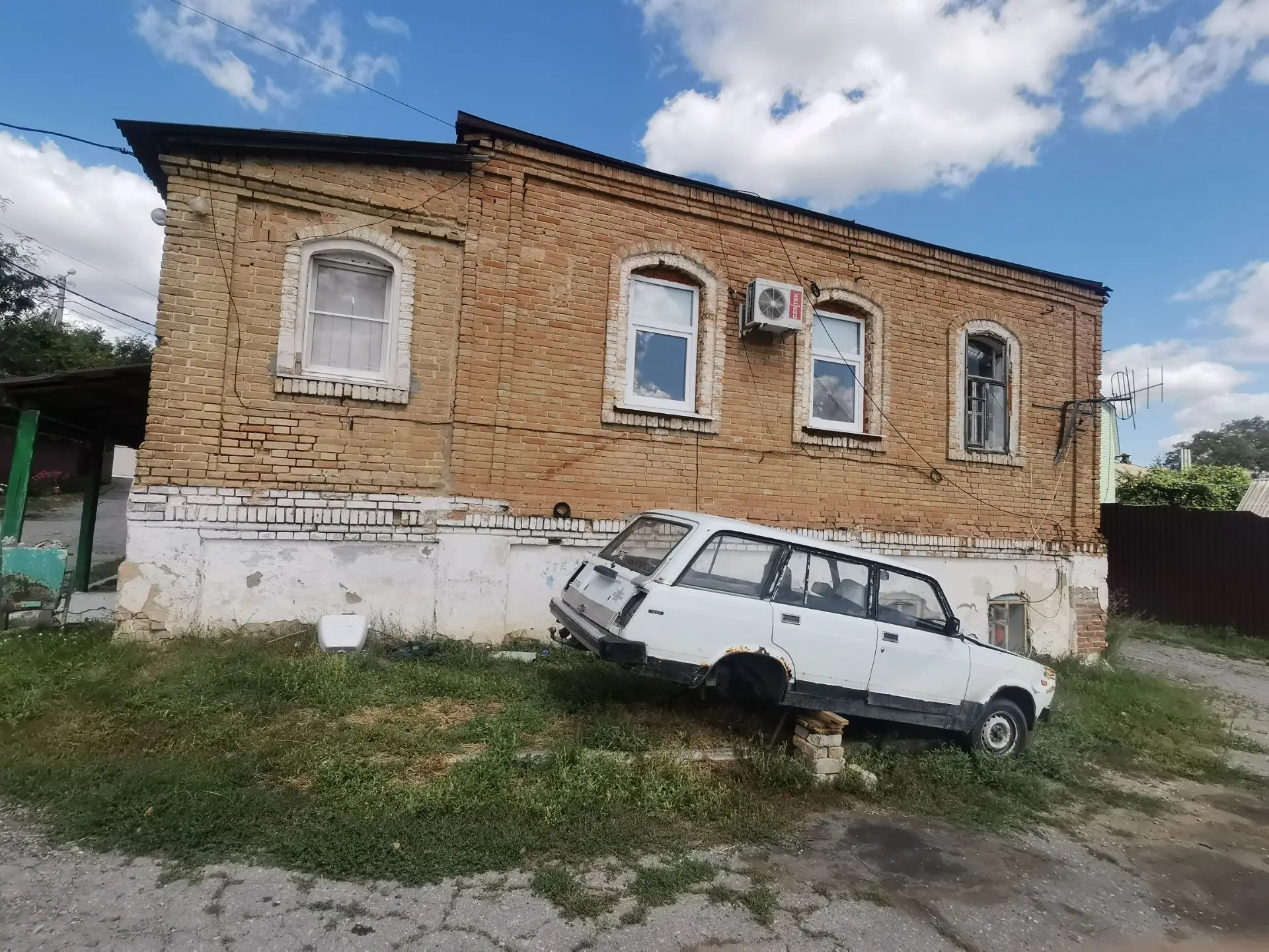 Административное нежилое здание с кадастровым номером 31:21:0708001:65, площадью 171,9 кв. м., расположенное по адресу: Белгородская область, Красногвардейский район, город Бирюч, улица 1 Мая, д. 12
