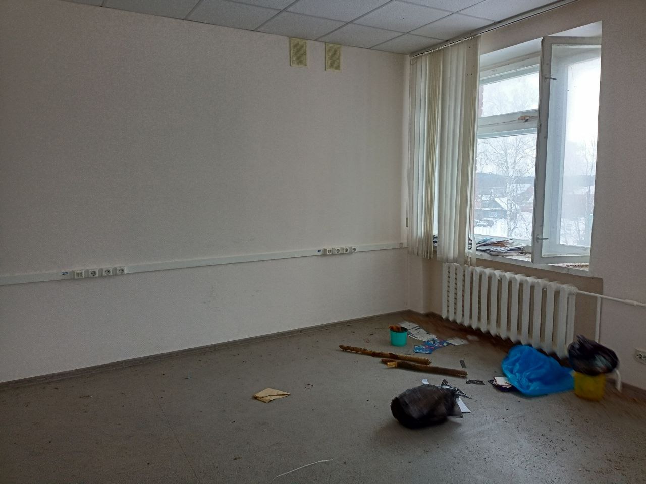 Нежилое помещение общей площадью 28,6 кв. м, с кадастровым номером 18:15:052044:201, по адресу: Удмуртская Республика, Красногорский район, с. Красногорское,  ул. Ленина, д. 64, помещение 81-82.