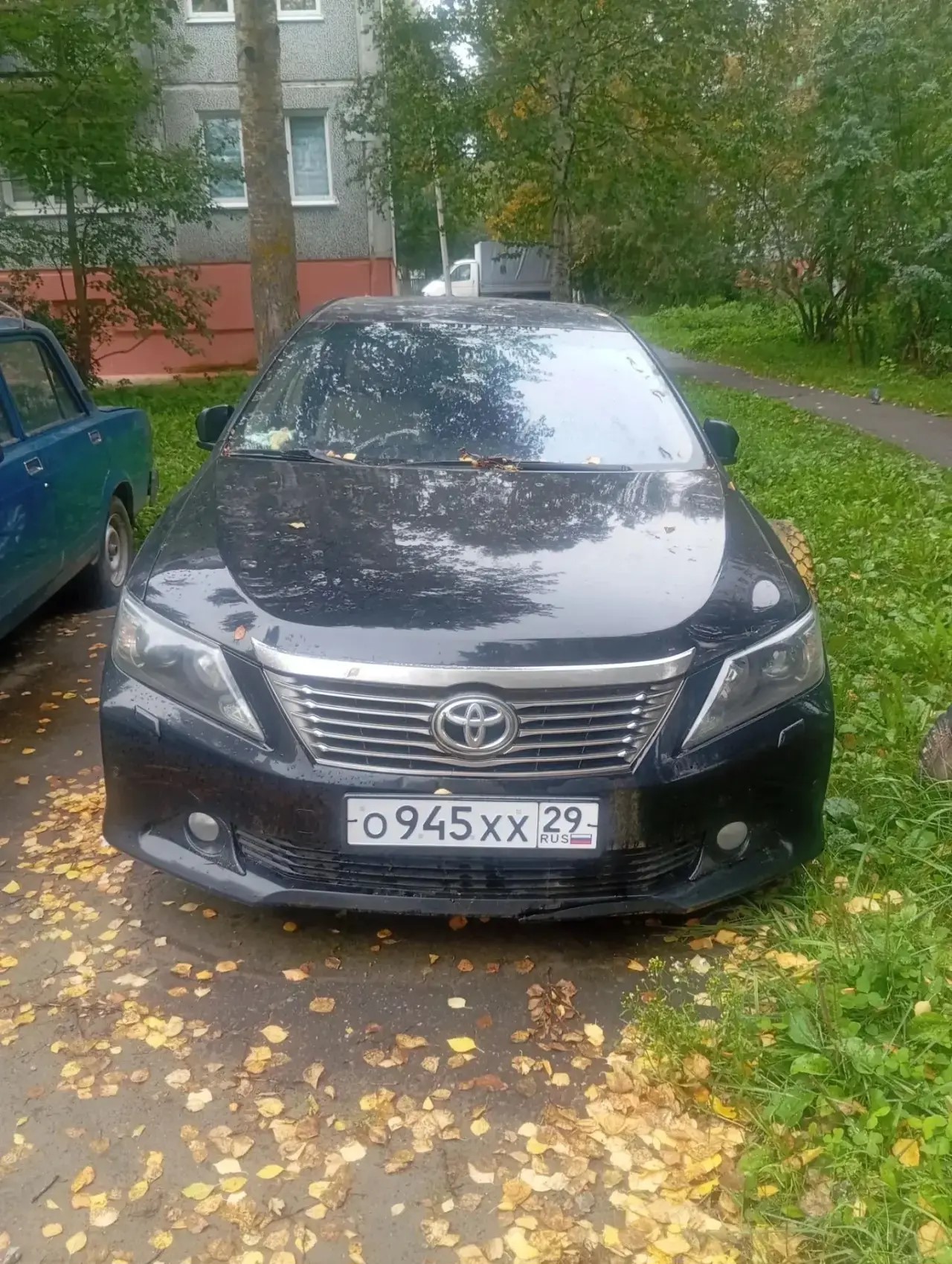 Транспортное средство Toyota Camry, 2013 года выпуска, цвет - черный металлик, VIN XW7BF4FK10S044321, государственный номер О945ХХ29. Состояние ТС: повреждения ЛКП на капоте, трещина и повреждения на переднем бампере, повреждения передней левой двери и заднего левого крыла.