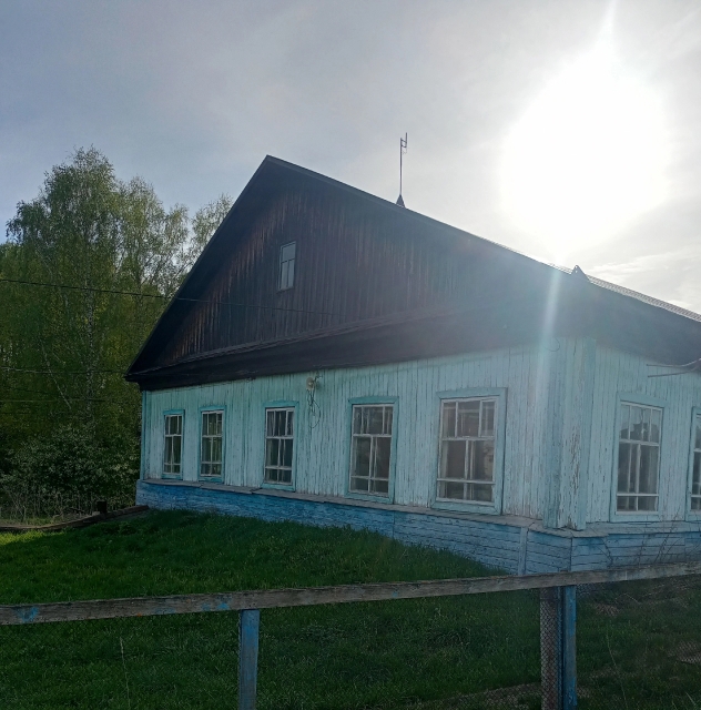 Здание школы, 1-этажный, кадастровый номер: 59:36:0080031:3, с земельным участком, категория земель: земли населенных пунктов, разрешенное использование: для размещения здания школы, кадастровый номер: 59:36:0080031:1, адрес: Пермский край, Уинский район, с. Барсаи, ул. Юбилейная, д. 2