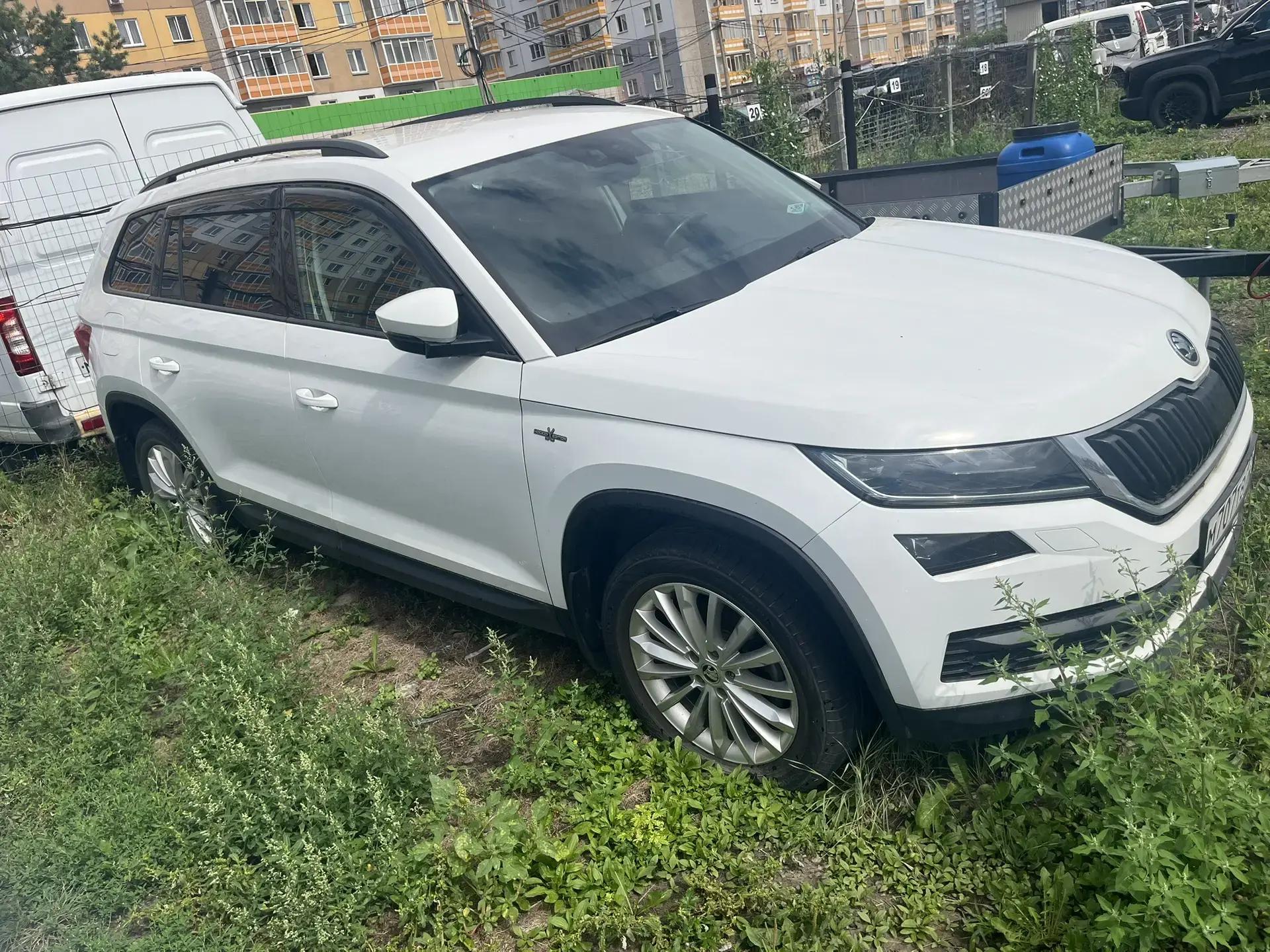 Легковой автомобиль SKODA KODIAQ, 2019 г.в., г/н М707ТВ124, VIN XW8LJ6NS0KH415402, № кузова XW8LJ6NS0KH415402, цвет белый. Идентификационные номера не сверялись, рабочее состояние не проверялось, ключи и документы отсутствуют, автомобиль закрыт. Должник Рожков И.Л. Обременения: Залог, запреты на рег. действия. Начальная цена продажи 1892000,00 руб. Задаток 284000,00 руб. (пор. 1619)