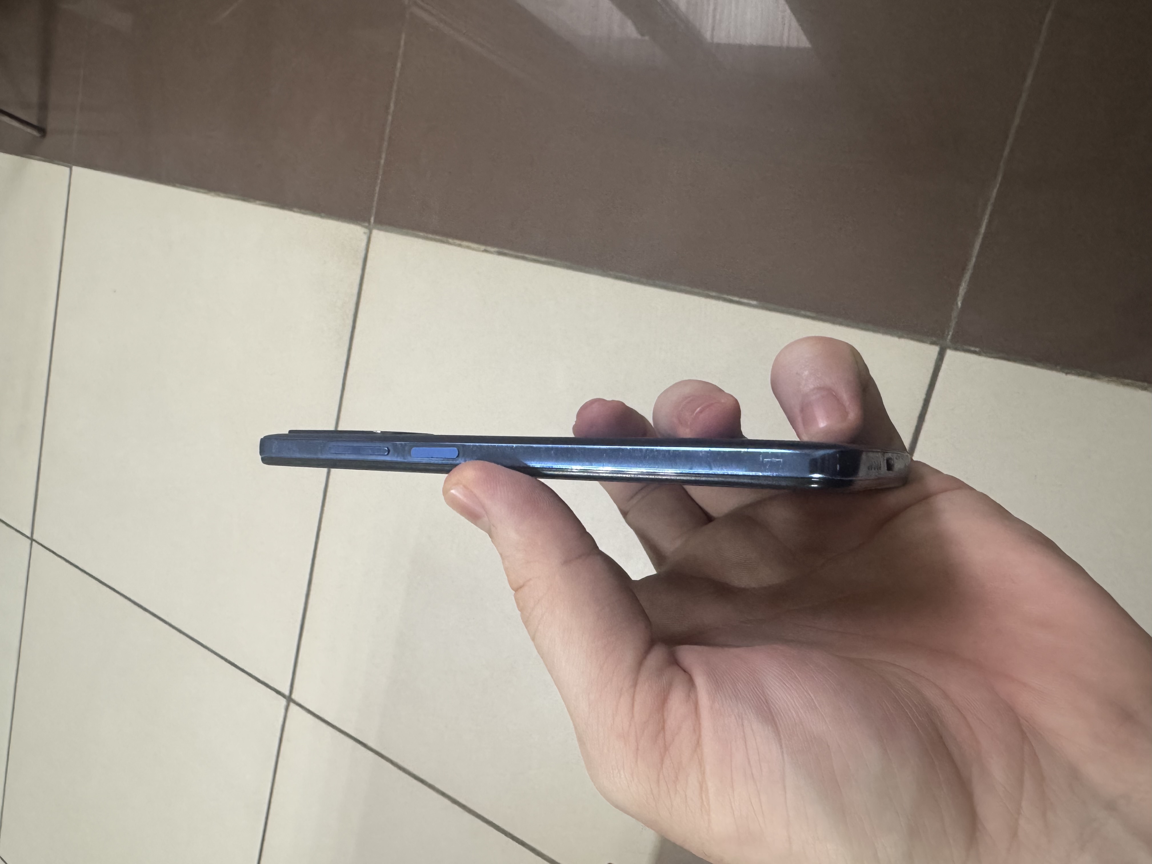 1. Мобильный телефон марки "Redmi Note 11", модель 2201117TG, серийный номер 8d97a668, голубого цвета – 1 шт; 2. Мобильный телефон марки "Redmi Note 12 Pro" перламутрово-белого цвета – 1 шт.