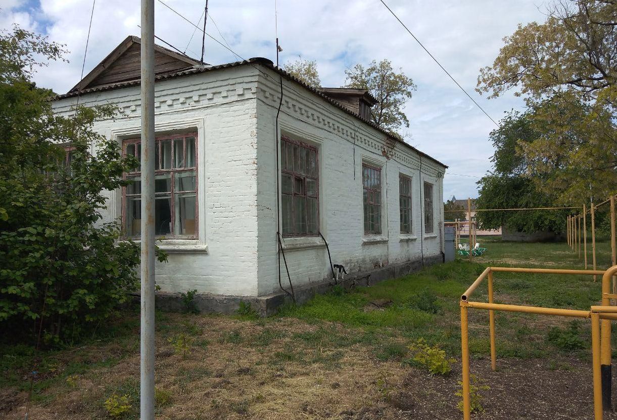 Нежилое административное здание на земельном участке