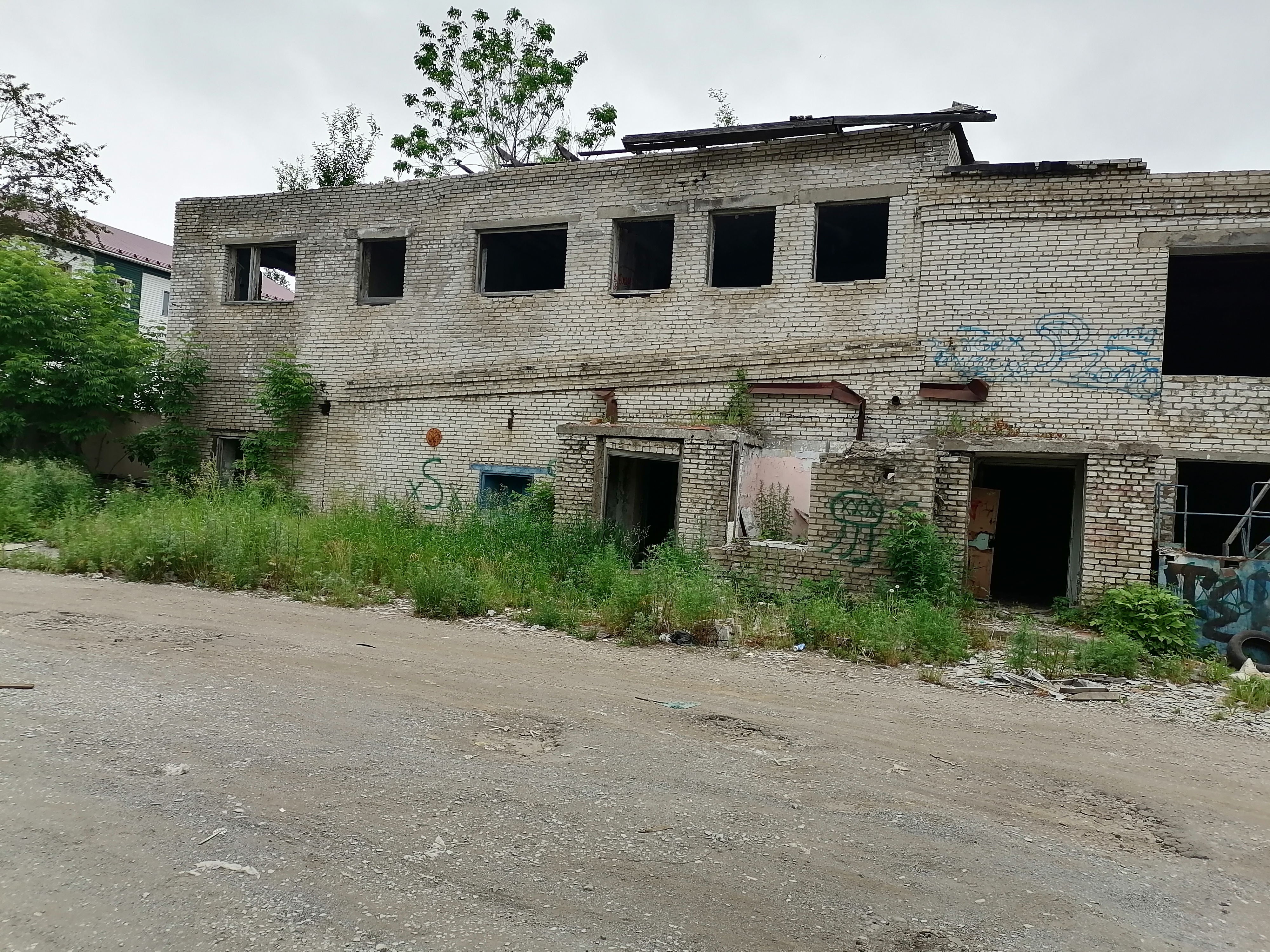 Нежилое здание Горпищекомбината (ГПК), общей площадью 3 168,4 кв.м., кадастровый номер 27:21:0107001:54, адрес: Хабаровский край, г. Советская Гавань, ул. Пограничная, д. 17, лит. А-А7, П, Ц, год ввода в эксплуатацию 1975; с земельным участком под ним (для эксплуатации и обслуживания здания ГПК), общей площадью 4 652 кв.м., кадастровый номер 27:21:0107017:401.