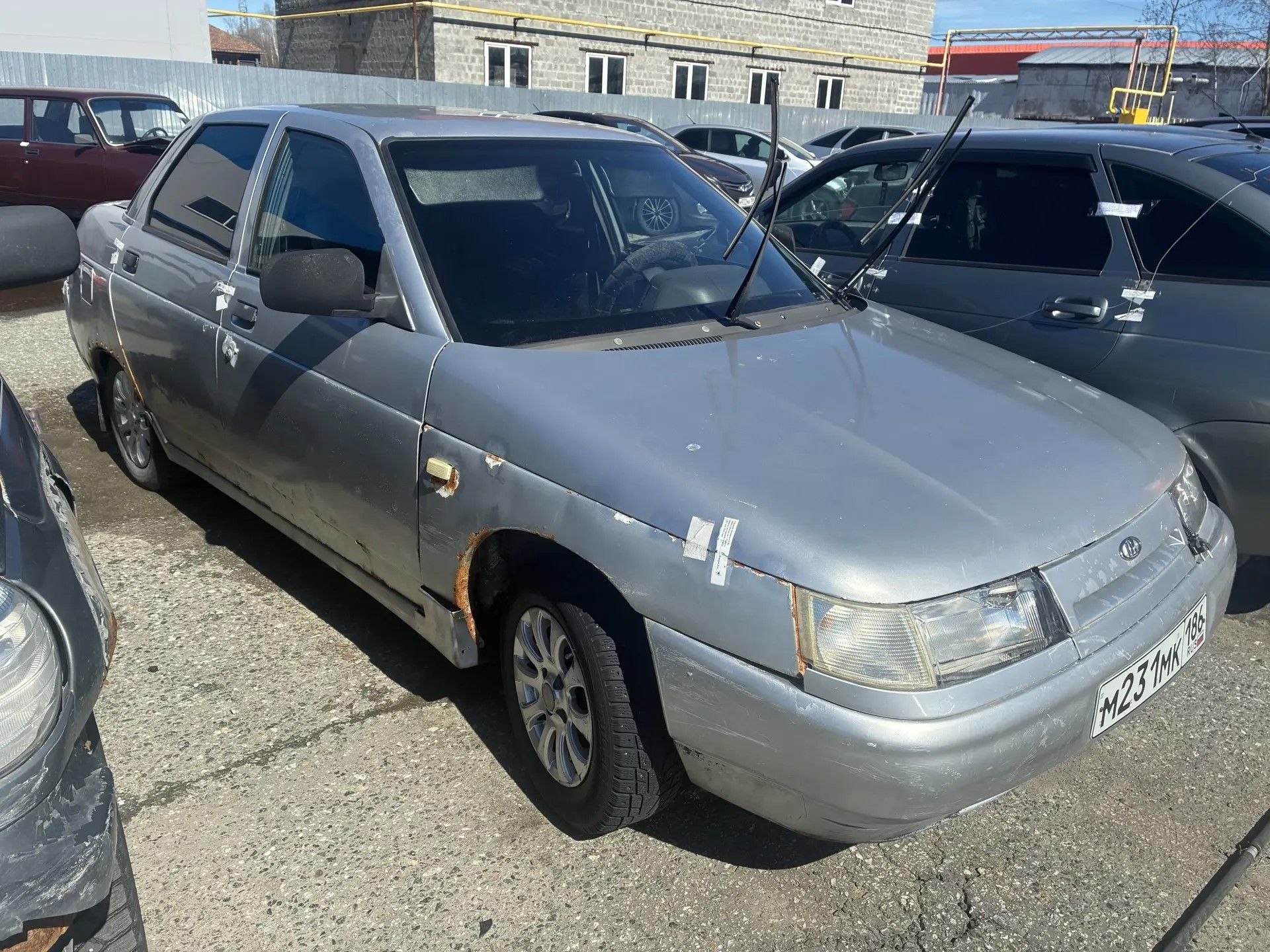 Автомобиль марки "ВАЗ 2112" ,г/н М231МК186, VIN XTA21102030572255 Цвет серебристый, г/в 2003 (ключи и документы отсутствуют, техническое состояние не проверялось, пробег не известен). Имущество продается в том виде, в каком оно есть, в случае продажи возврату/обмену не подлежит. За скрытые дефекты имущества Продавец ответственности не несет.