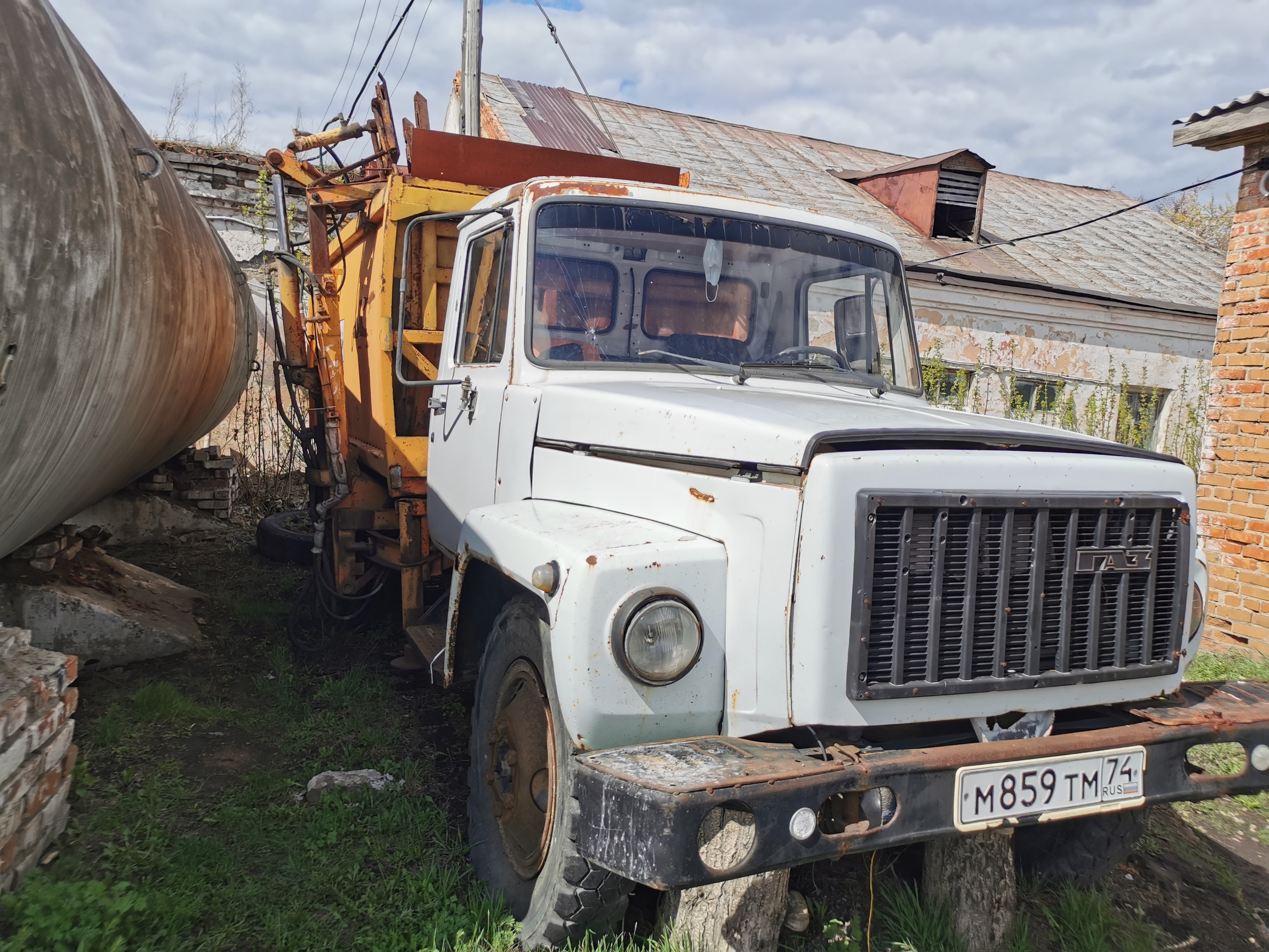 Специализированный автомобиль КО-440-3, идентификационный номер (VIN) ХVL48321040000735, год выпуска 2004, цвет снежно-белый, государственный регистрационный знак М859ТМ 74