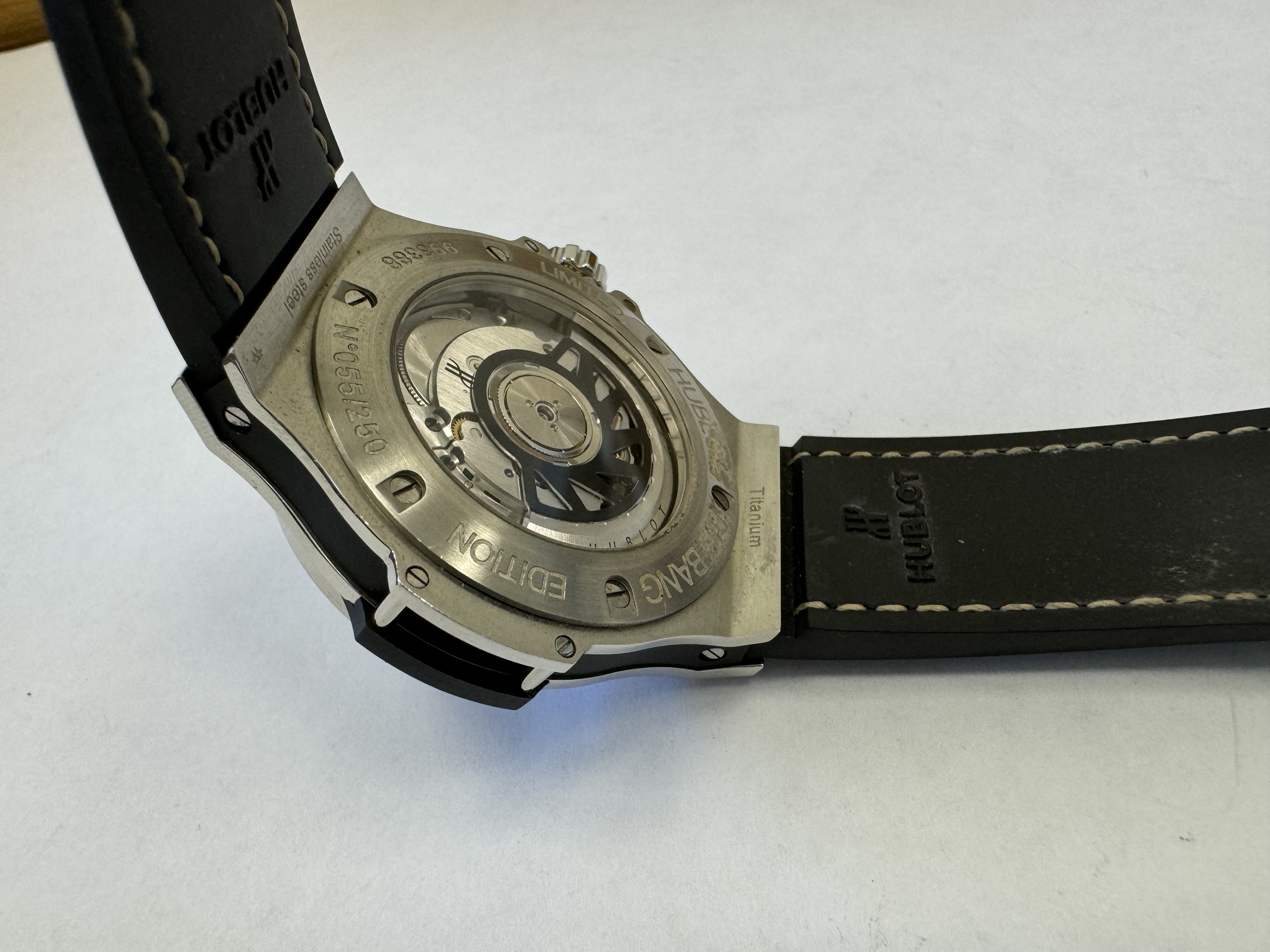 Наручные часы «Hublot Big Bang Jeans Carat 341.SX.2710.NR.1901.JEANS»Корпус круглый из металла серебристого цвета со вставкой из прозрачных камней по кругу. Ремешок из материала синего цвета с замком из металла серебристого цвета, на оборотной стороне надпись «HUBLOT», «BIG BANG», «№ 055/250», «993388», б/у