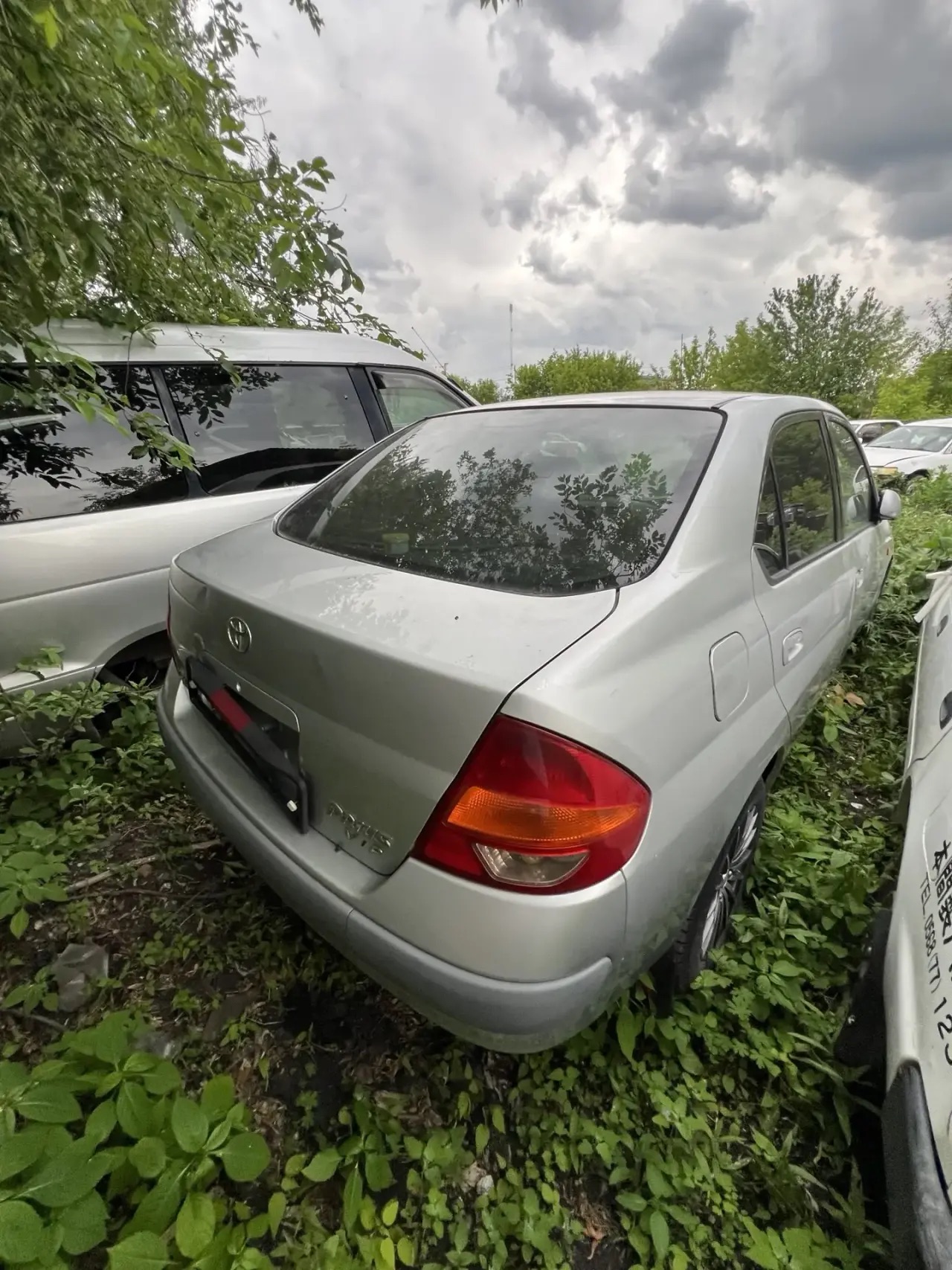 Автомобиль «Тойота Приус Гибрид», кузов NHW 100038274.,без грз,2000 год выпуска,цвет серый,потертости и трещины на заднем бампере