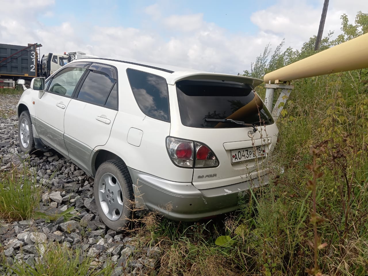 Легковой автомобиль (универсал) Toyota Harrier, 2001 г.в., г/н: А043РВ154, № кузова (прицепа): MCU150199805, цвет: белый серый (арест, повтор)