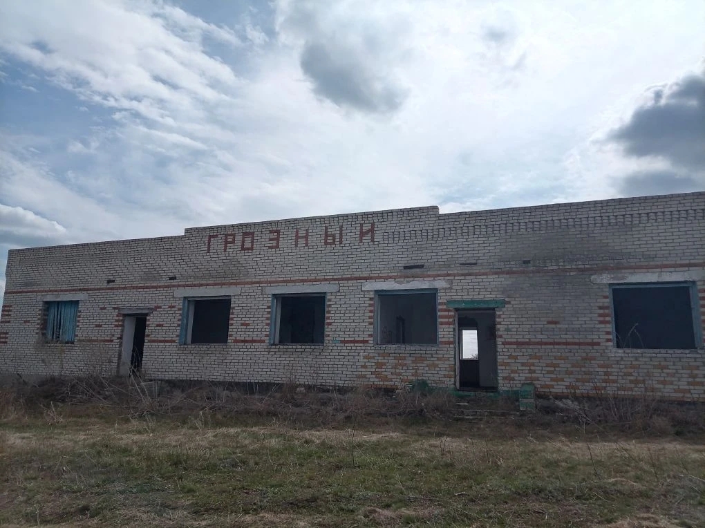 ЛОТ № 1: -Нежилое здание площадью 255,7 кв. м., с кадастровым номером 45:09:041401:356, одновременно с земельным участком площадью 476,0 кв. м. с кадастровым номером 45:09:041401:354, адрес: Курганская область, Куртамышский муниципальный округ, д. Острова, ул. Школьная, д. 10