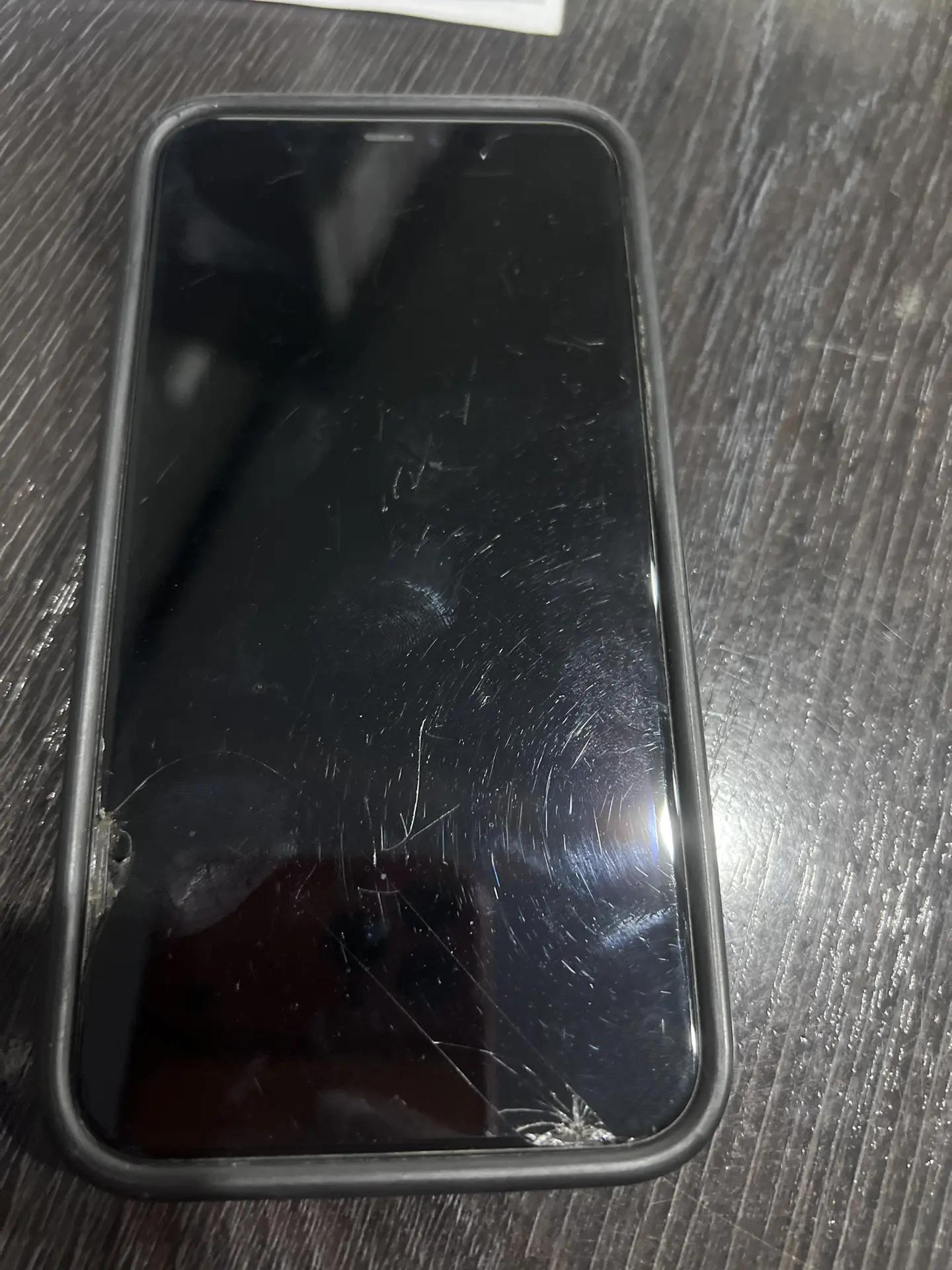 сотовый телефон марки "iPhone 11" 1 Штука (шт)