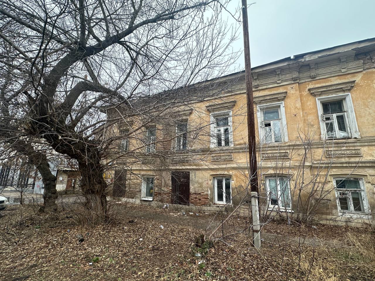 здание, назначение: нежилое, количество этажей: 3, в том числе подземных 1, площадь 331,7 кв. м, кадастровый номер: 56:44:0219018:37, адрес: г. Оренбург, ул. Краснознаменная/пер. Бухарский, д. 9/12; земельный участок, категория земель: земли населенных пунктов, виды разрешенного использования: деловое управление, площадь: 1124 +/- 12 кв. м, кадастровый номер: 56:44:0219018:31, адрес: г. Оренбург, пер. Бухарский, № 12.