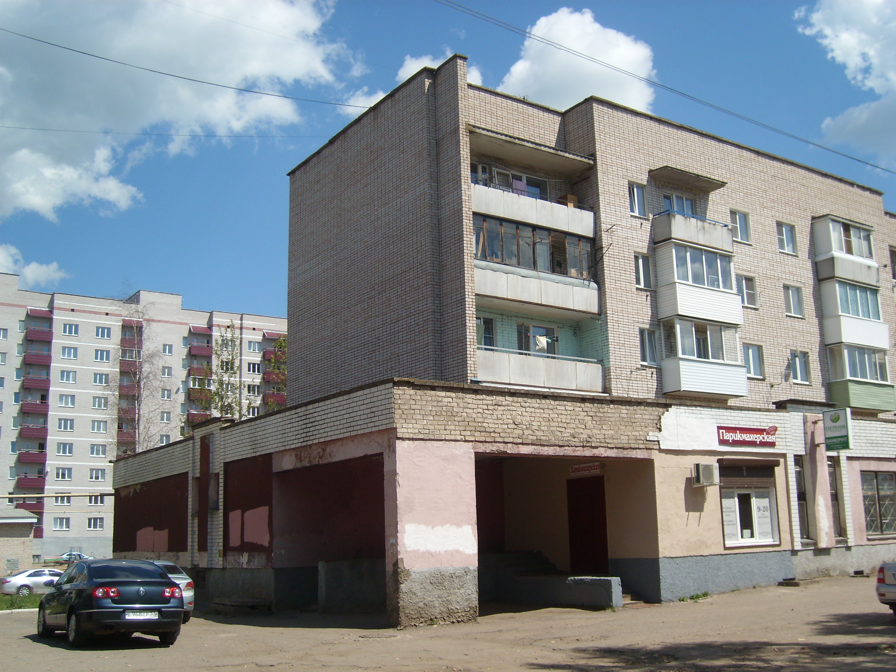 Лот № 1 - Нежилое помещение № 1001, ул. Заслонова, д. 33, площадь 576,9 кв.м., на первом этаже пятиэтажного дома, 1994 года постройки.