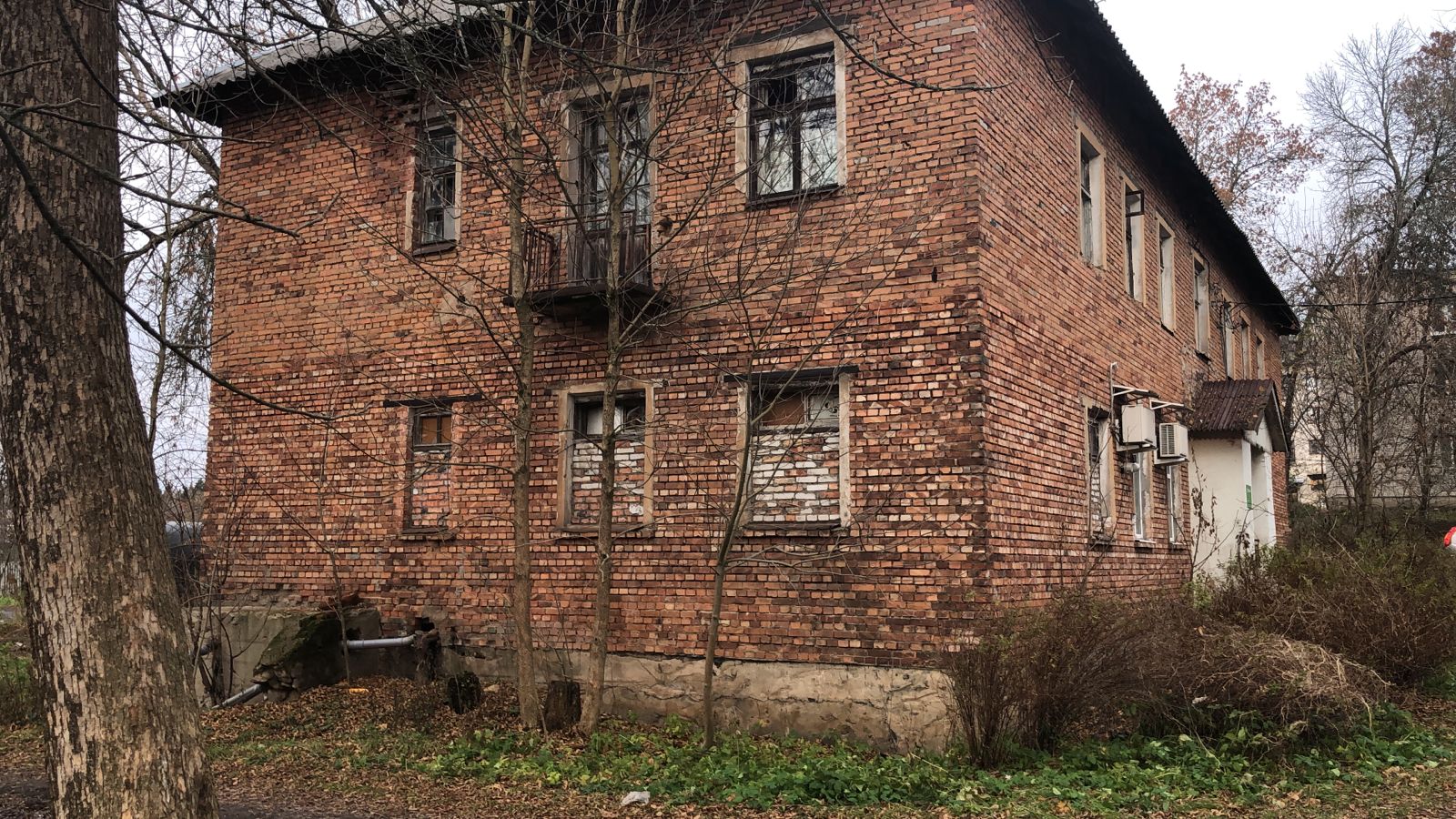 Нежилое помещение первого, второго этажа, общей площадью 426,4 кв.м, с кадастровым номером 47:01:0501004:443, расположенное по адресу: Ленинградская область, Выборгский район, пгт. Лесогорский, пер. Зеленый, д.3, помещение 2