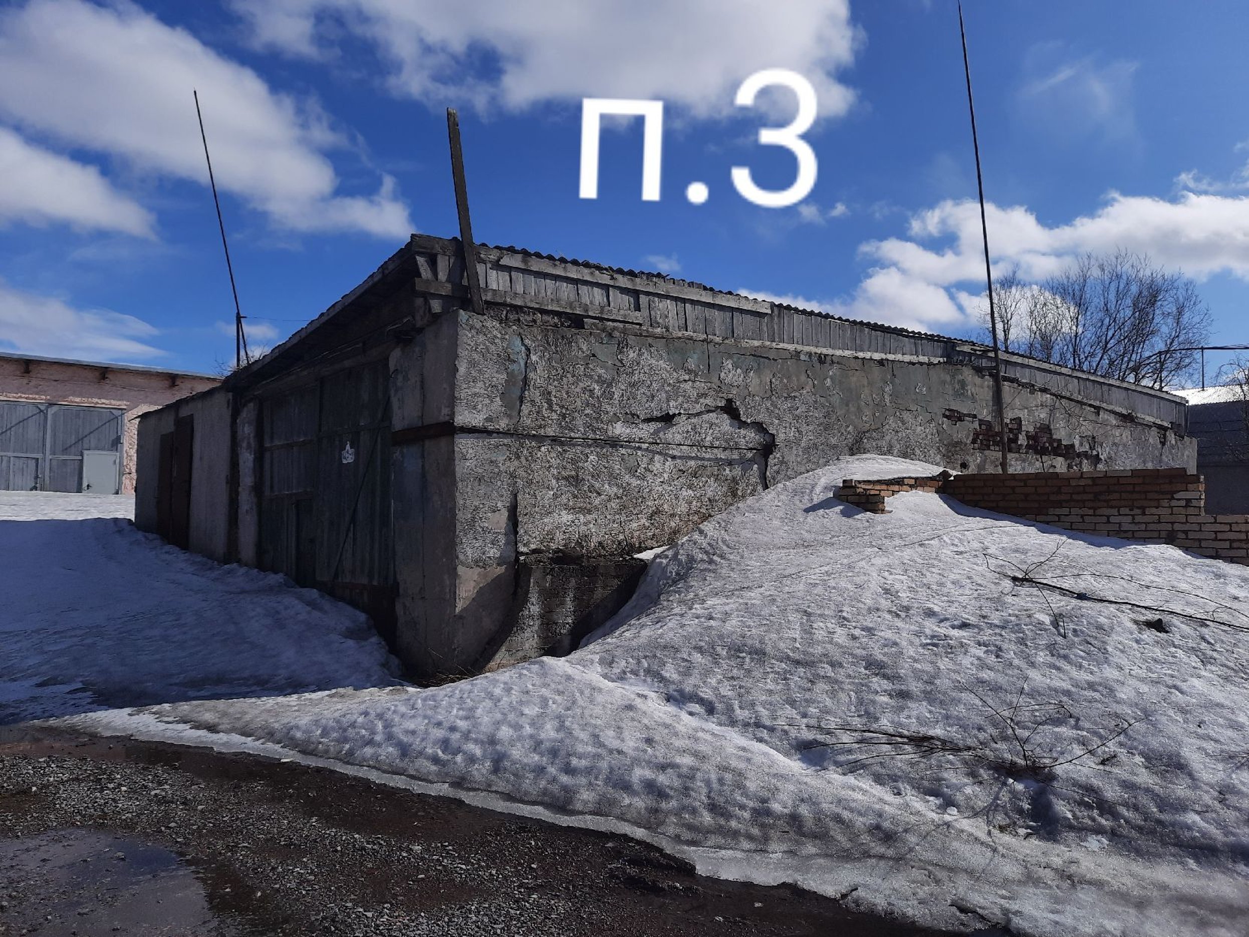 (№61-02-25) Нежилое здание промблока общей площадью 2451,60 кв.м., расположенное по адресу: Республика Коми, г, Воркута, ул. Промышленной индустрии, д, 2, кадастровый номер: 11:16:1706007:68, вид права: собственность. Право собственности на земельный участок под объектом недвижимости должником не оформлено. Должник ООО "Воркутасервисхолод". Начальная цена: 6003295 рублей. Обременение: арест.