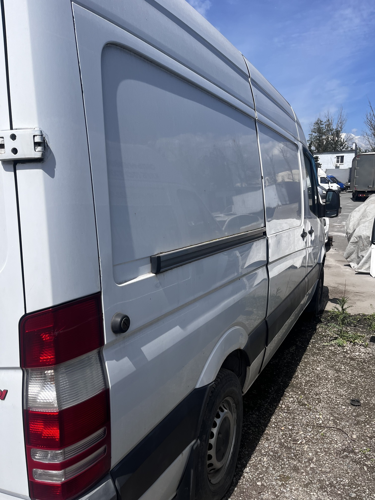Грузовой фургон Mercedes-Benz Sprinter, 2008 г.в., г/н А052ВУ761, VIN WDB9066131S356692, белого цвета, передняя часть кузова разобрана, отсутствует двигатель, должник ООО Вектор (ИНН 6161090574), (Поручение ТУ Росимущества в РО от 19.08.2026 № 61-1318-У). Адрес (местоположение): Ростовская область, г. Ростов-на-Дону, ул. 1-я Луговая, д. 32А.