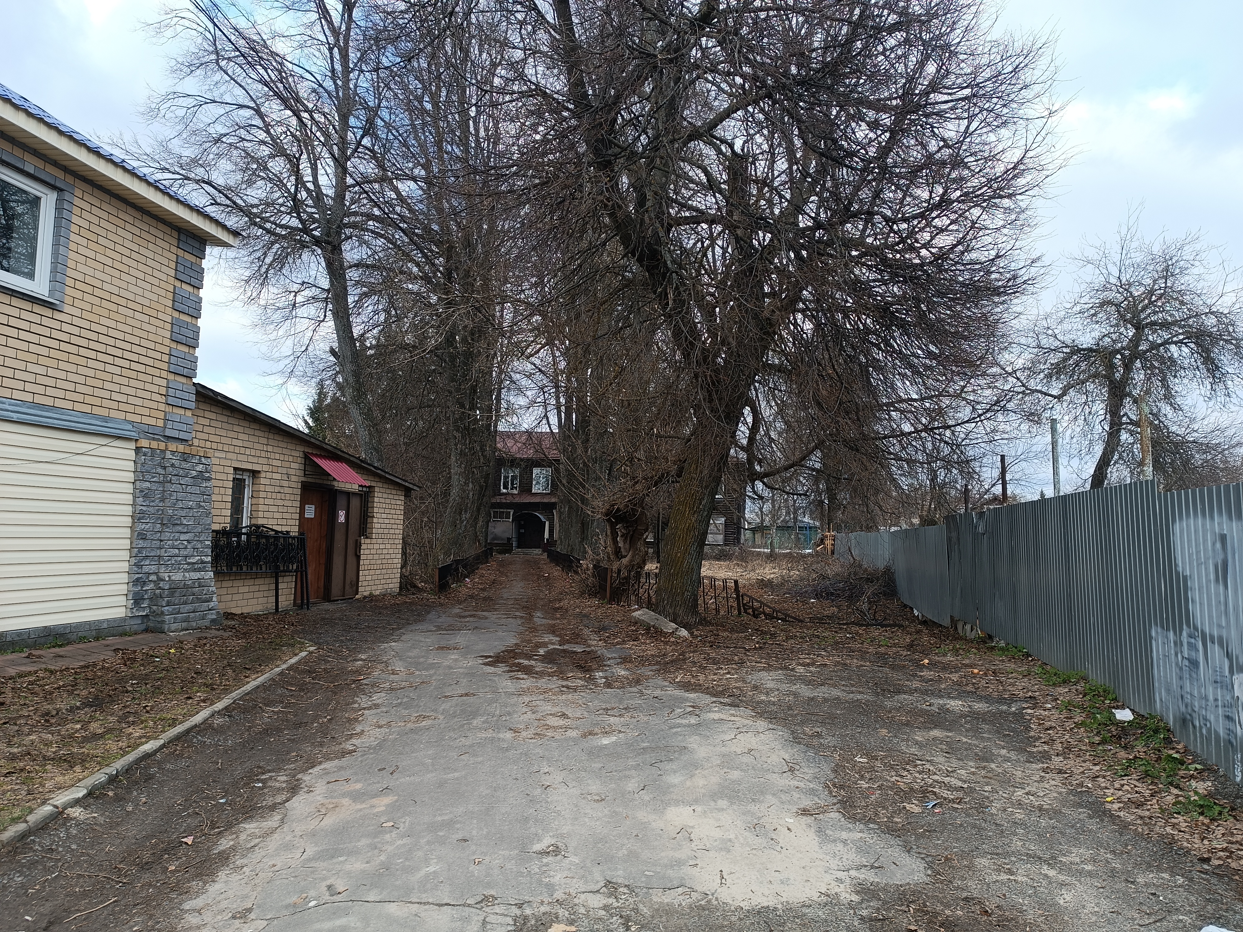 Нежилое здание с прилегающим земельным участком