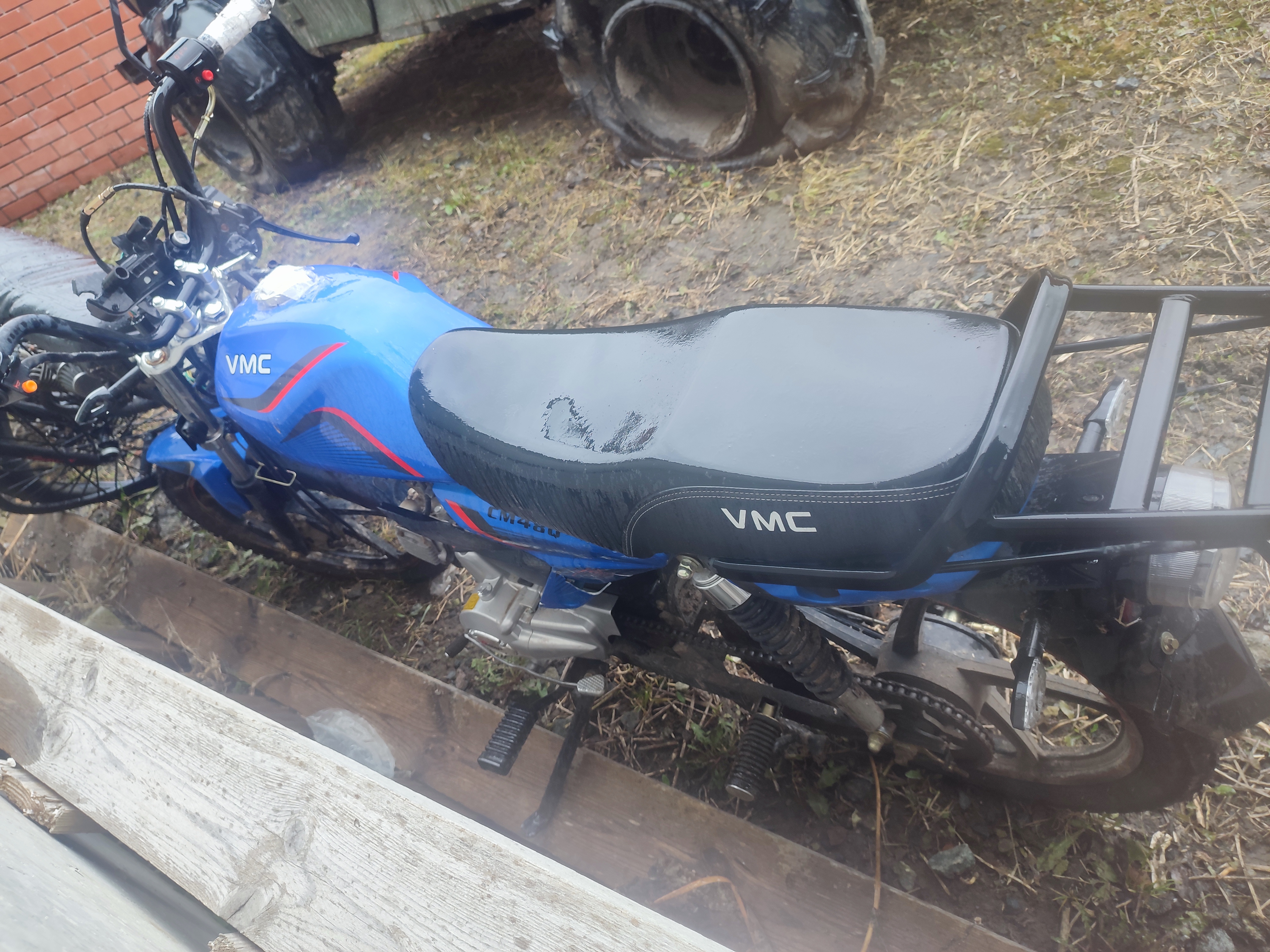 Мопед VMC CM 480 без г/н черно-синего цвета VIN LTEPCBLBOS1002410 (ключи и документы отсутствуют, техническое состояние не проверялось, пробег не известен). Имущество продается в том виде, в каком оно есть, в случае продажи возврату/обмену не подлежит. За скрытые дефекты имущества Продавец ответственности не несет.